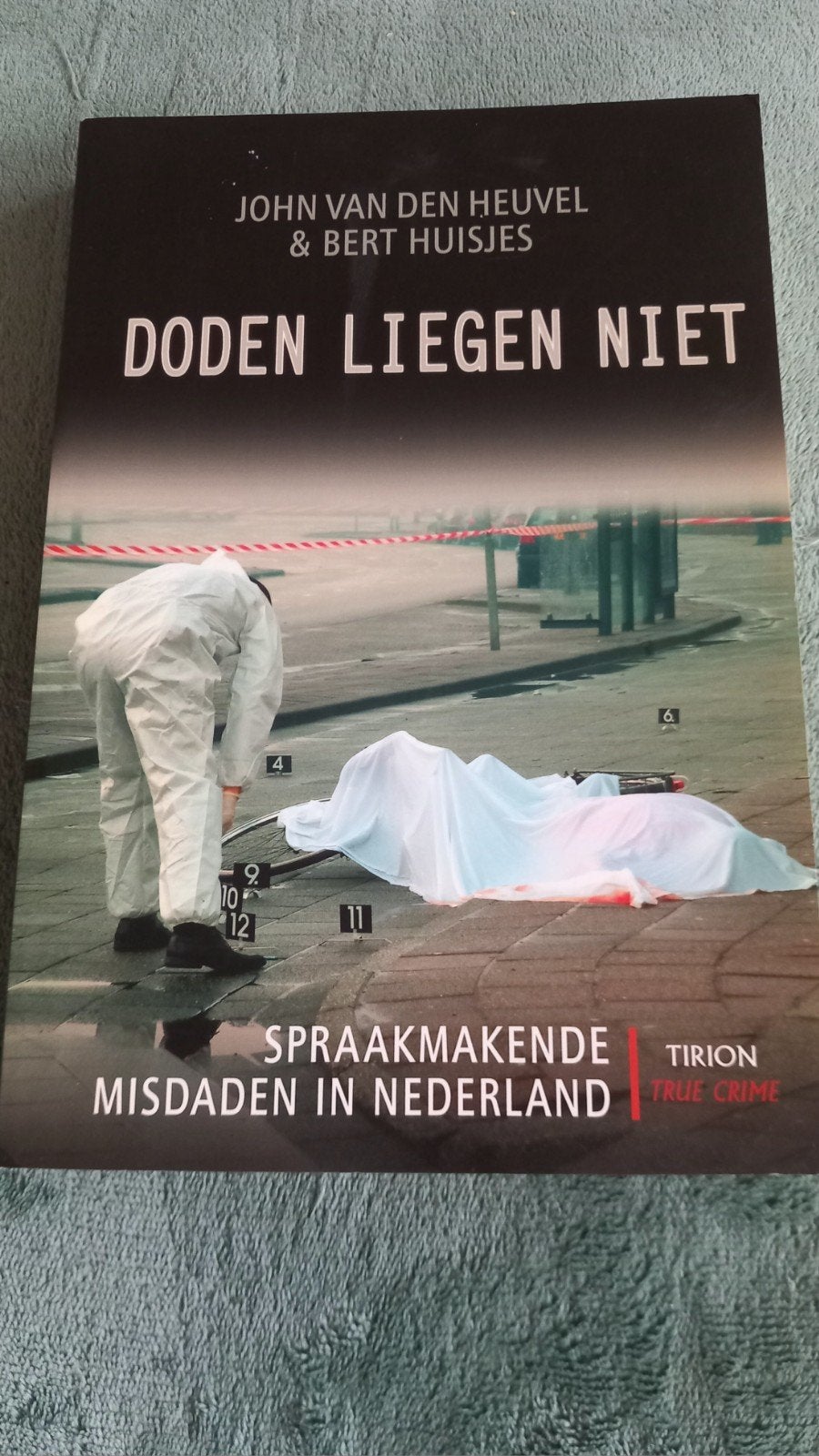 Doden Liegen Niet John vd Heuvel Bert Huisjes True Crime, Ophalen of Verzenden, Zo goed als nieuw, Nederland, B. Huisjes; J. van den Heuvel