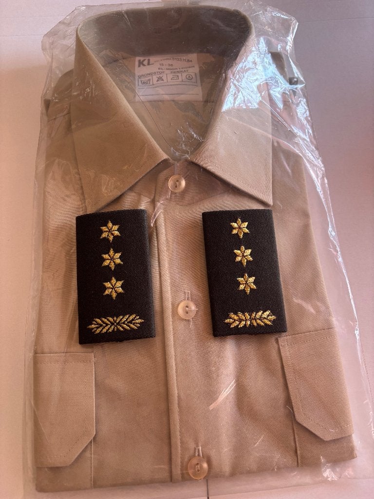 Nieuwe officiers blouse in verpakking met RANG, Verzamelen, Militaria | Algemeen, Verzenden, Landmacht, Nederland, Kleding of Schoenen