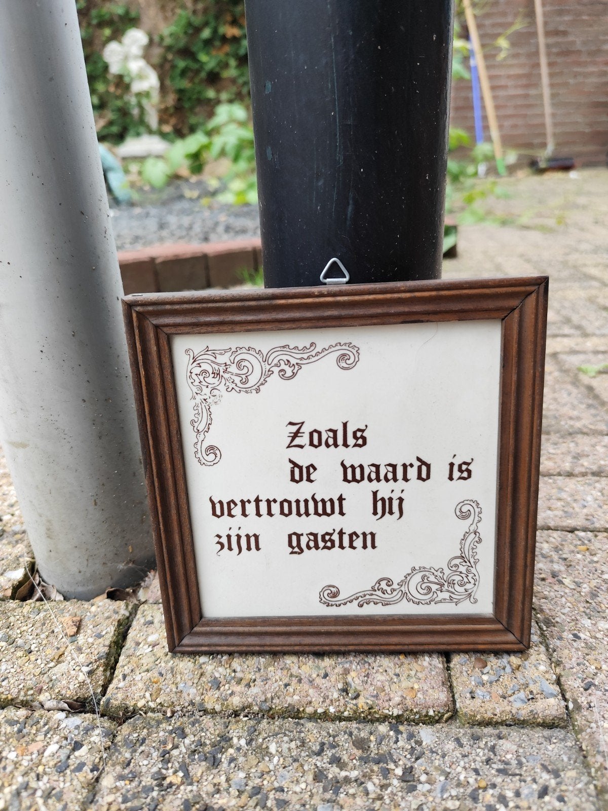 Vintage Tegeltje met Spreuk: Zoals de waard is..., Gebruikt, Ophalen of Verzenden, Bruin, Vintage