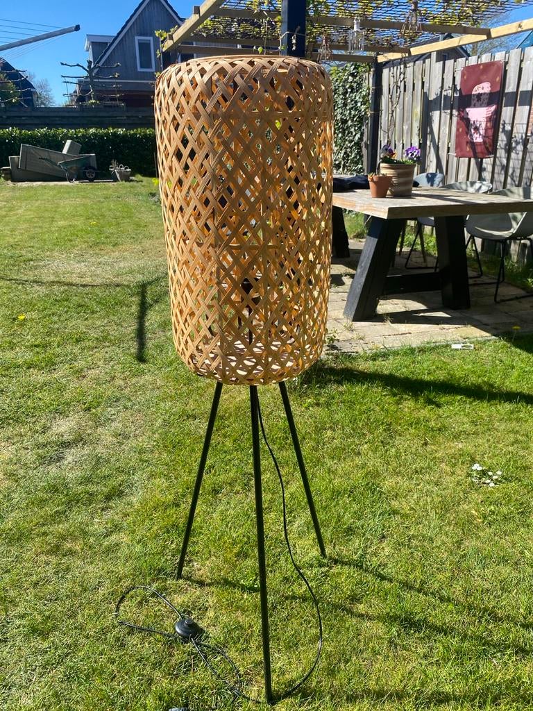 Stijlvolle bamboe vloerlamp op driepoot, Ophalen, Zo goed als nieuw, Hout, 150 tot 200 cm