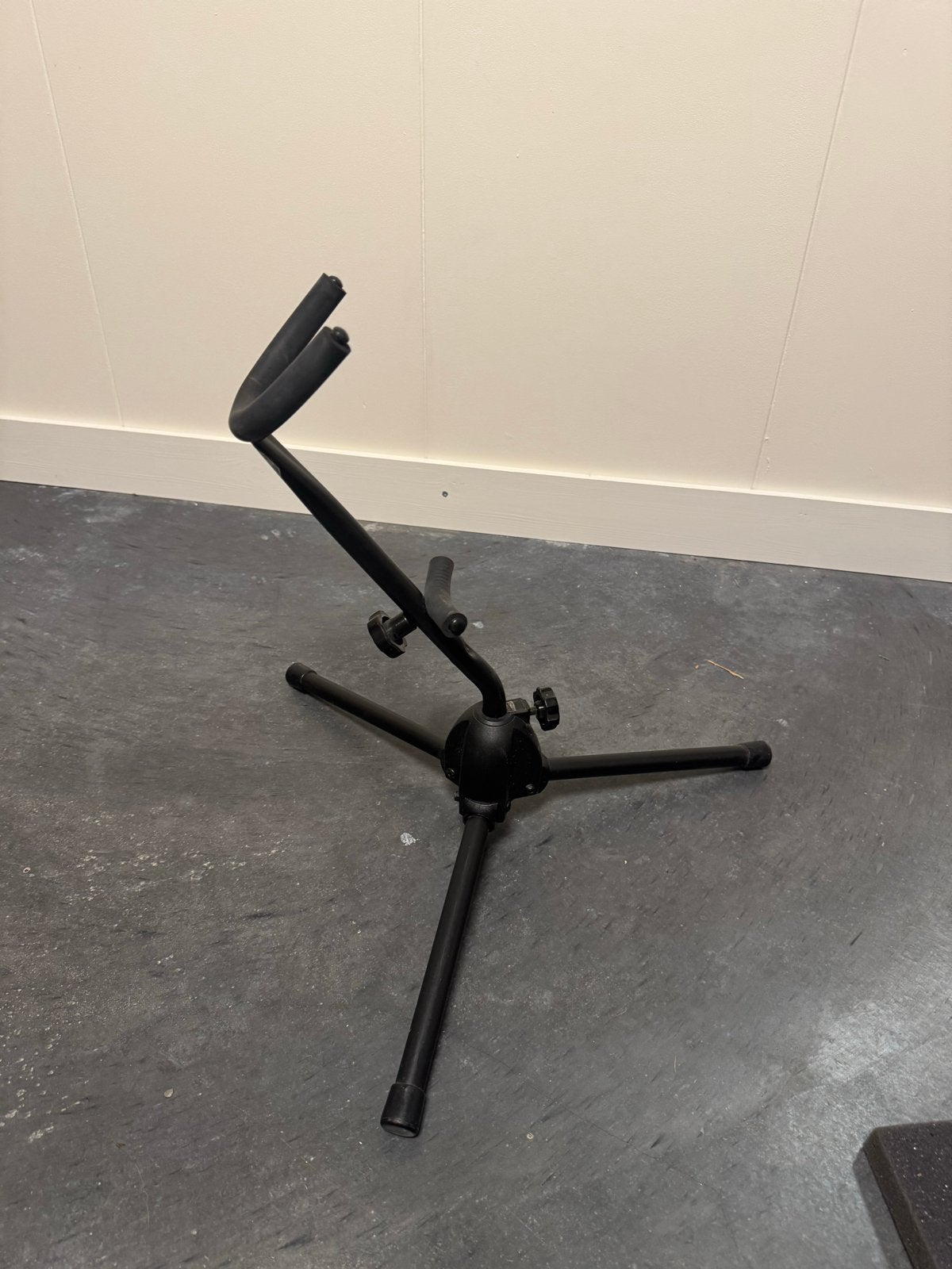 Saxofoon standaard voor alt of tenor sax, Ophalen of Verzenden, Gebruikt, Instrumentstandaard, Saxofoon