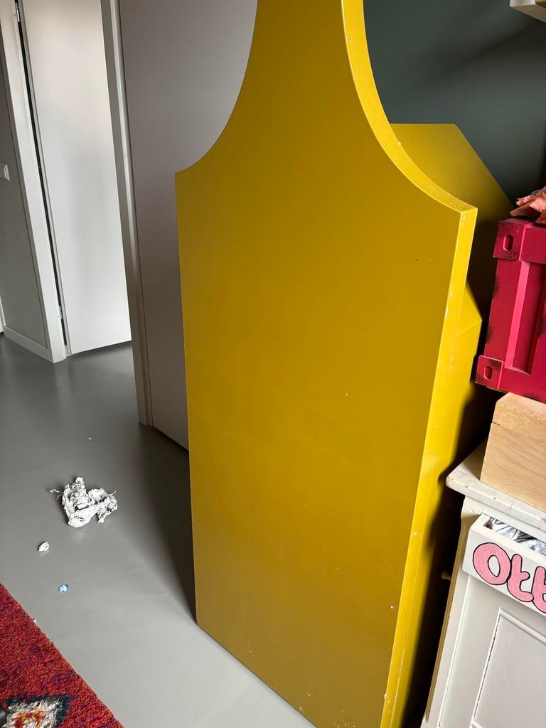 Handgemaakte grachtenpand stijl kinderkast, geel, Kinderen en Baby's, Kinderkamer | Commodes en Kasten, Ophalen, Gebruikt, 50 tot 70 cm