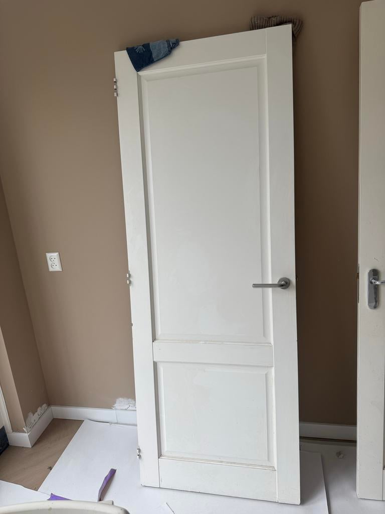 Witte binnendeur met paneeldesign en klink, Doe-het-zelf en Verbouw, Deuren en Horren, 80 tot 100 cm, Binnendeur, Ophalen of Verzenden