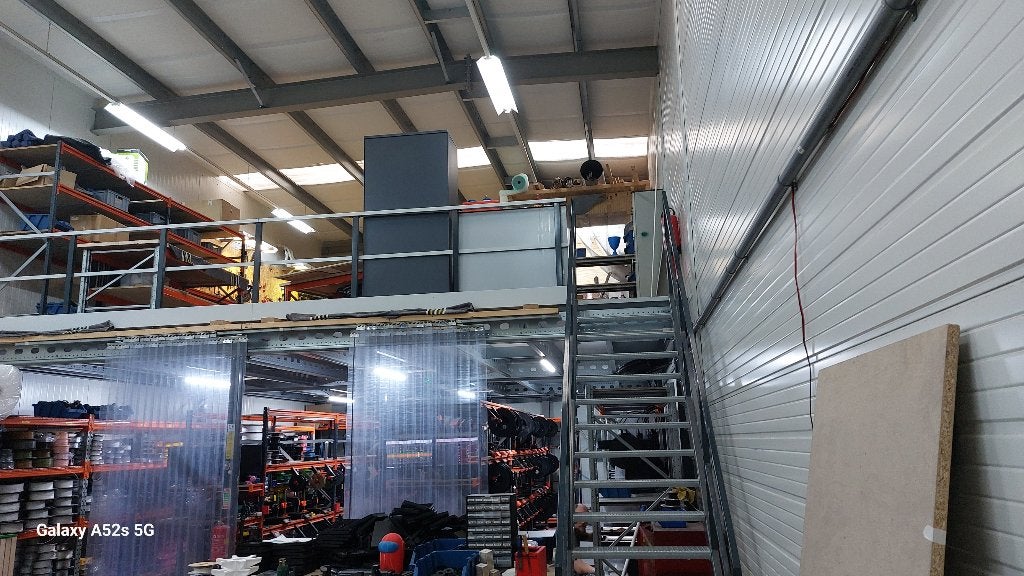 80m2 entresolvloer met trap en randbeveiliging, Ophalen