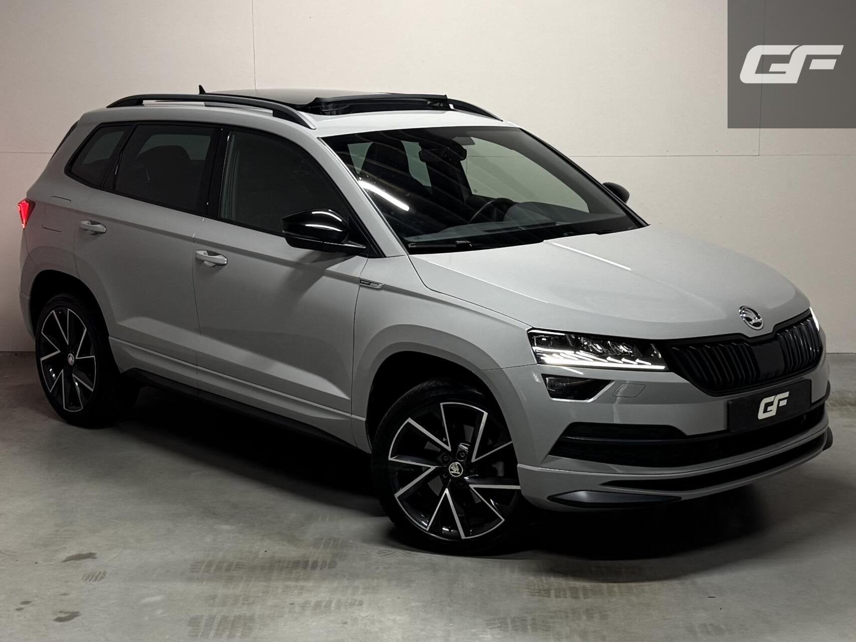 Skoda Karoq 1.5 TSI ACT Sportline Pano Virtual Camera Carpla, Stof, 4 cilinders, Automatische klimaatregeling, Zilver of Grijs