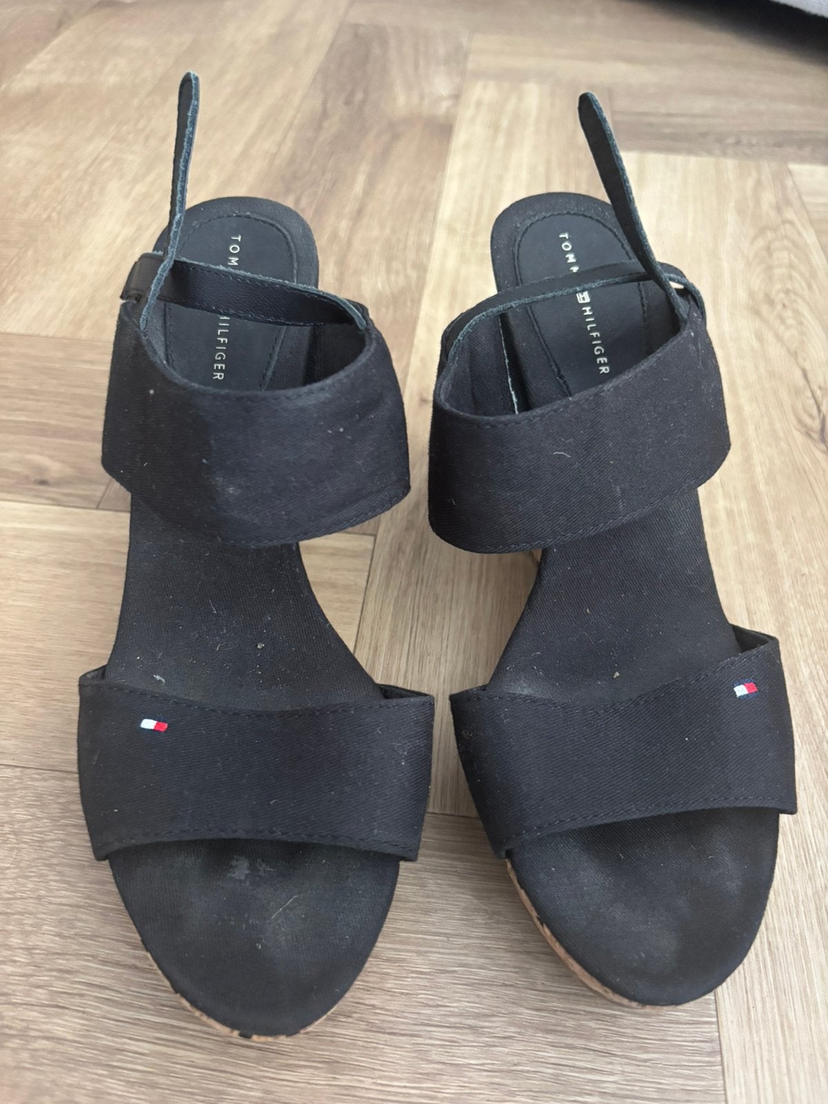 Tommy Hilfiger sleehak sandalen, Ophalen, Zwart, Sandalen of Muiltjes, Zo goed als nieuw