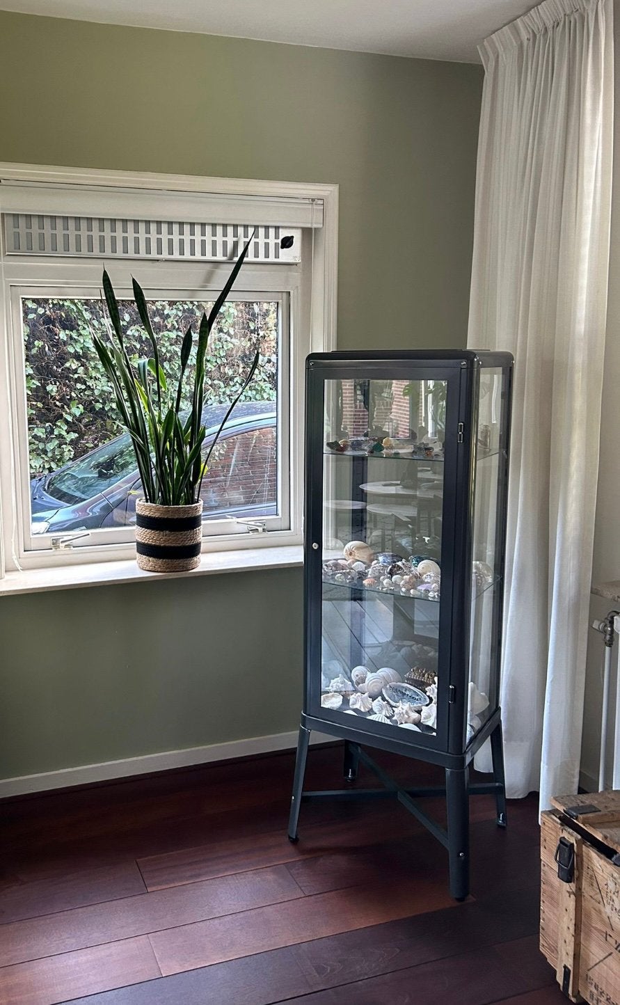 Grijze vitrinekast - Ikea FABRIKÖR, Huis en Inrichting, Ophalen, Met deur(en), 100 tot 150 cm, 50 tot 100 cm