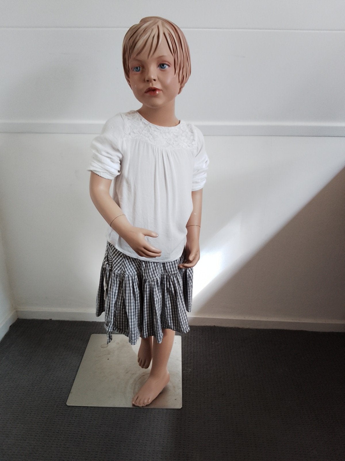 oude etalagepop kind meisje 112 cm, Ophalen