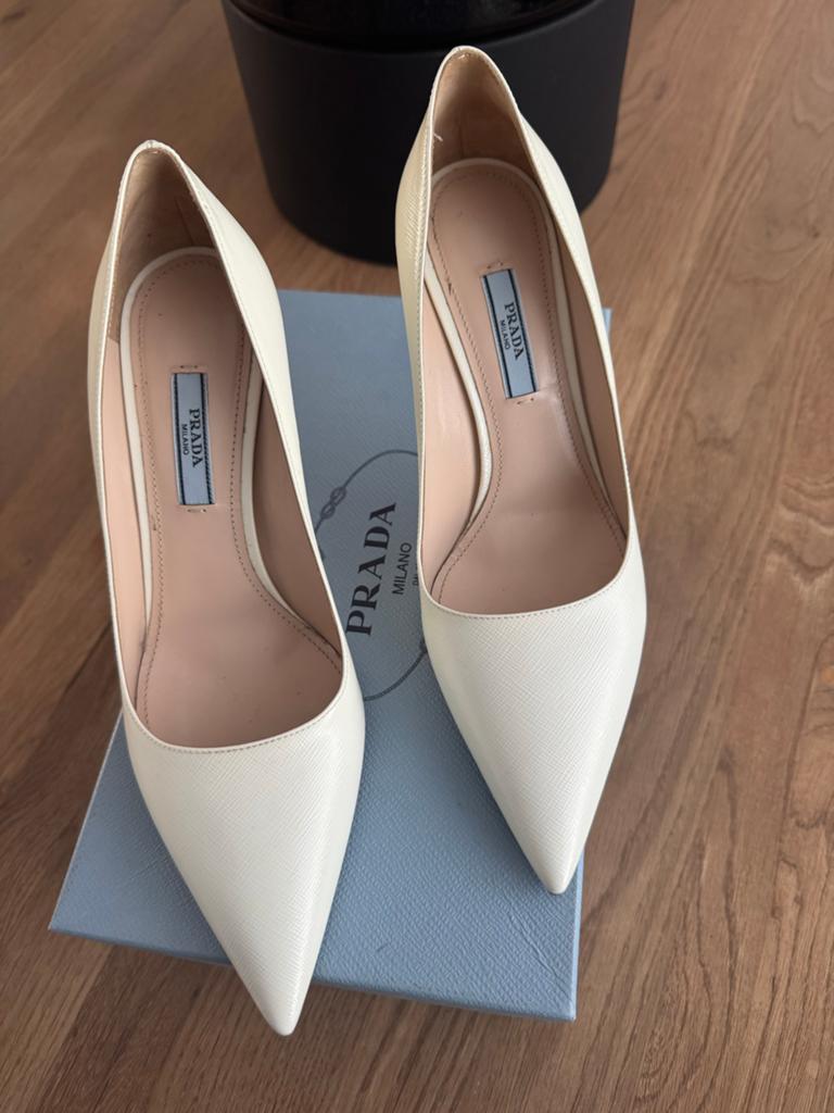Prada Milano Pumps - Crème Saffiano Leer, Kleding | Dames, Ophalen of Verzenden, Zo goed als nieuw, Beige, Pumps