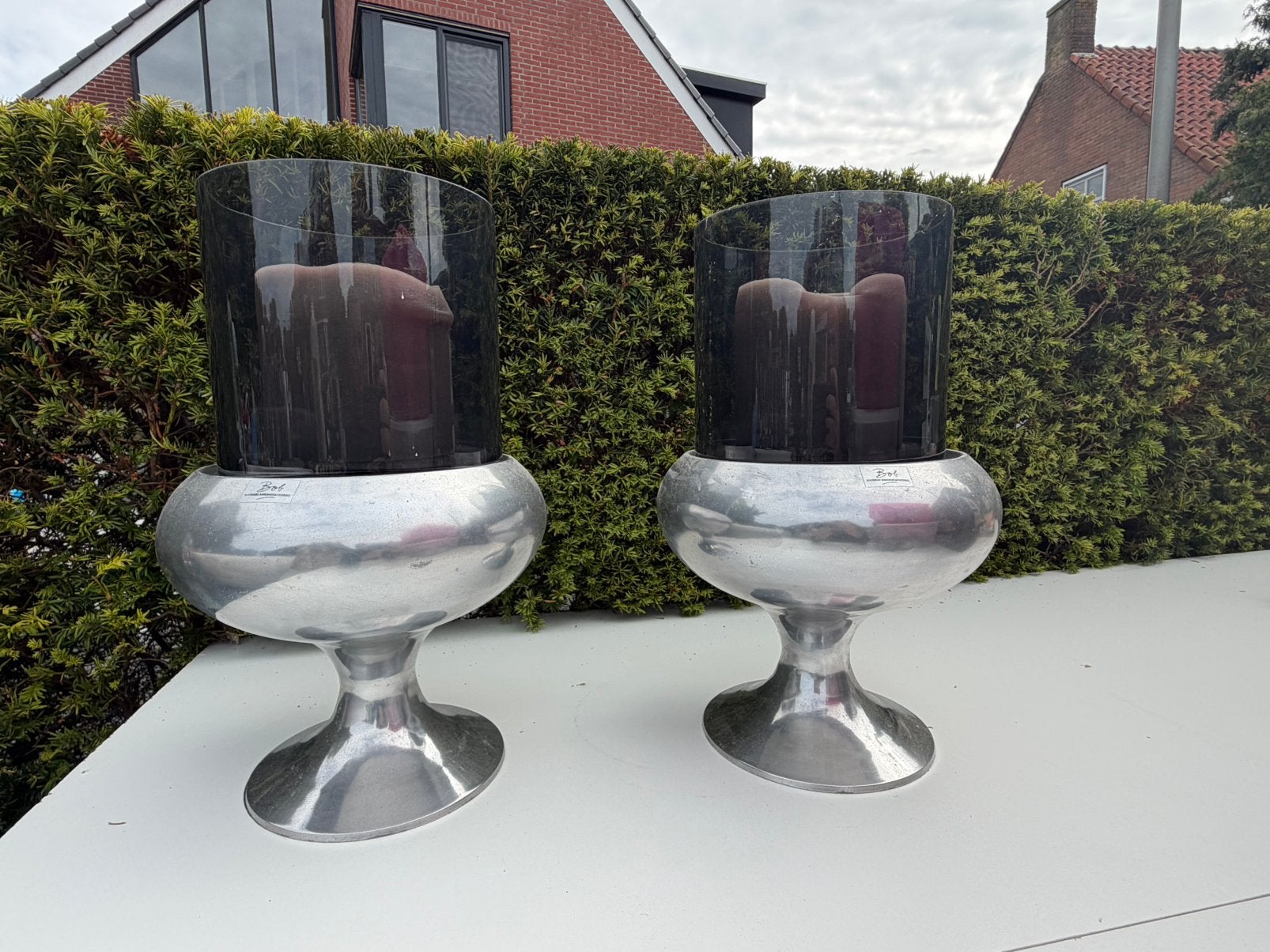 2x BOB Design Windlicht – Aluminium & Smoke Glas – 42 cm”., Huis en Inrichting, Ophalen, Zo goed als nieuw, Glas, Windlicht