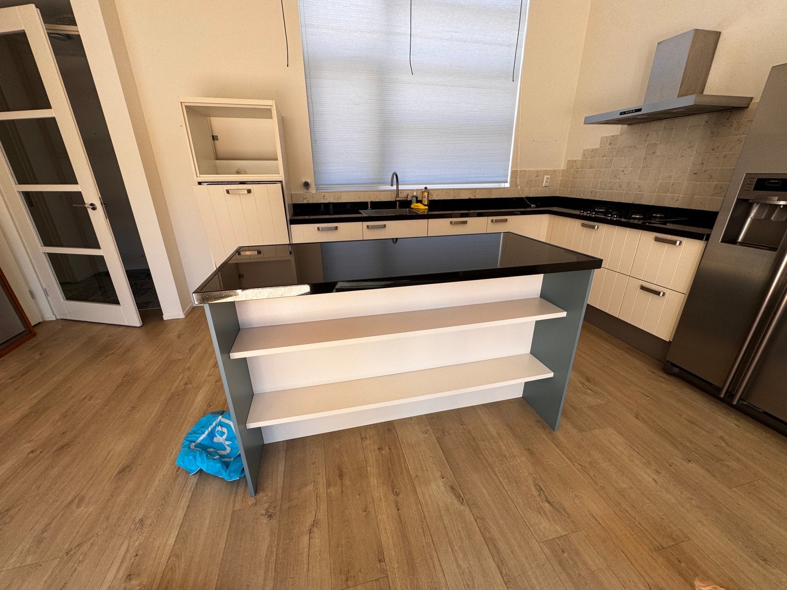 Moderne hoekkeuken met kookeiland en apparatuur, Huis en Inrichting, Keuken | Complete keukens, Ophalen, Gebruikt, Wit, Hoekkeuken