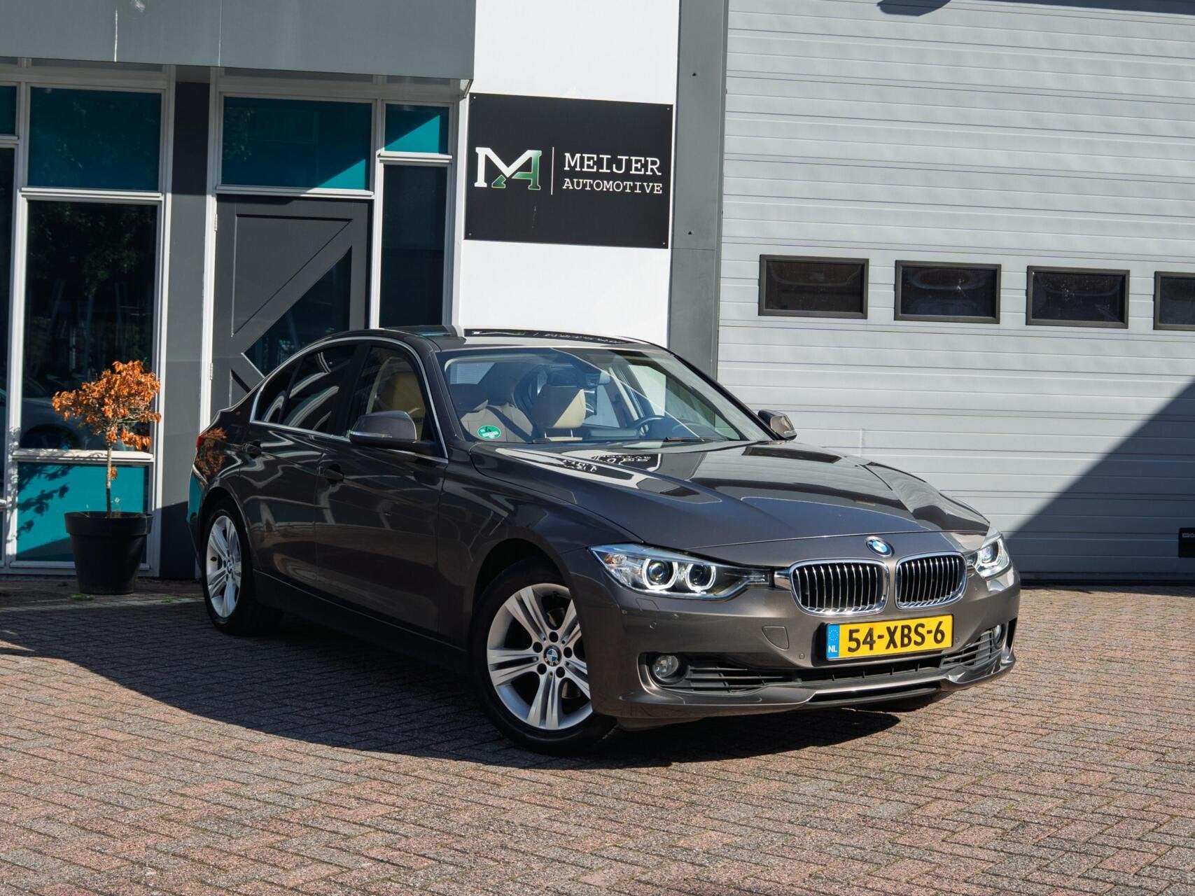 BMW 320i Upgrade Edition|Leder|Aut.|Sportstoelen|Stoelv.|Xen, Auto's, Automaat, Euro 5, Achterwielaandrijving, Gebruikt