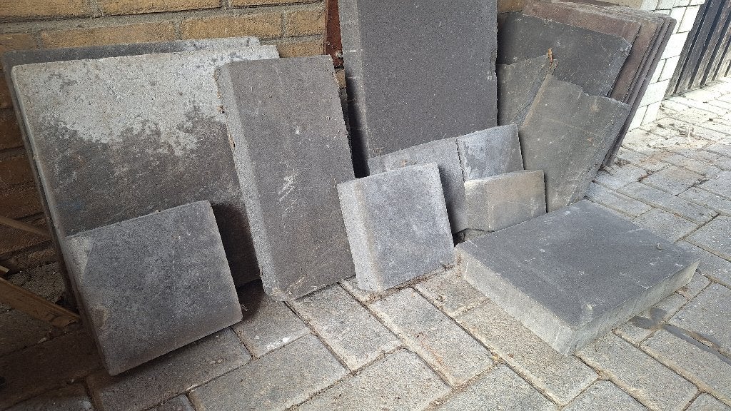 Kleine partij gebruikte betontegels - gratis, Ophalen, Gebruikt, Overige typen, Minder dan 5 m²