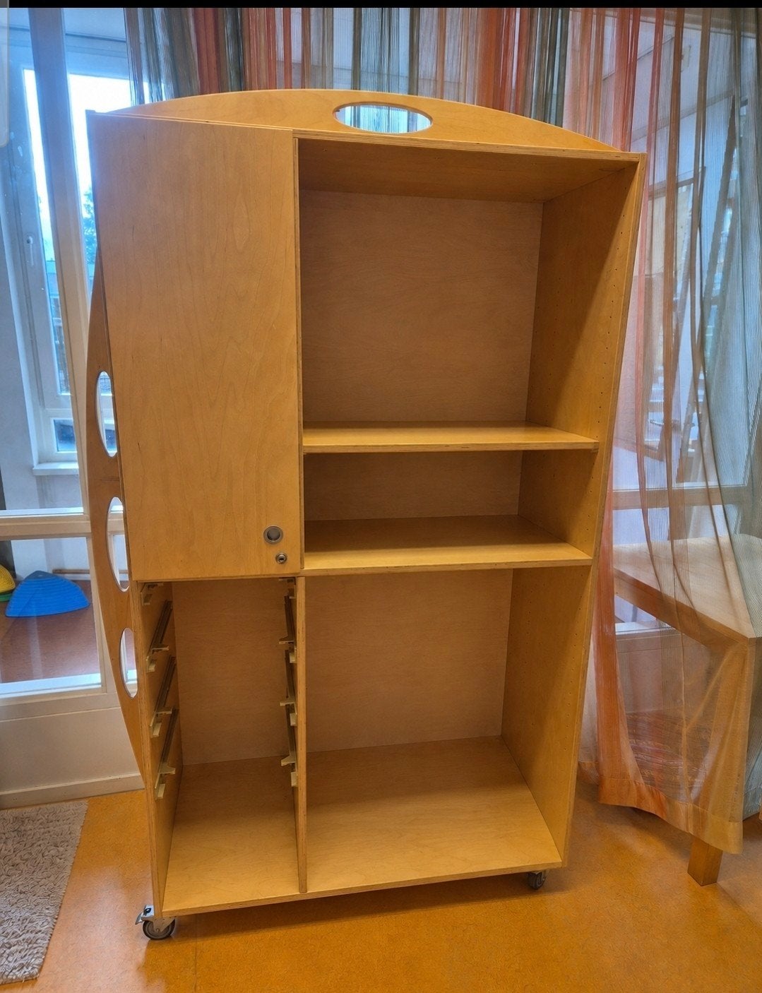 Verrijdbare houten kast met planken voor kinderdagverblijf, Ophalen, Gebruikt