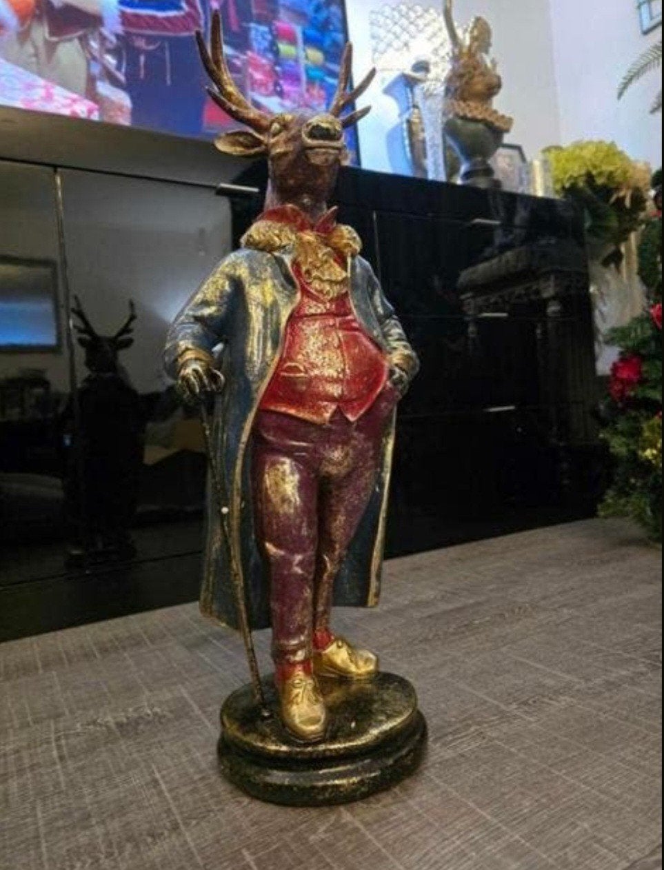 Decoratief Hert Beeld in Kostuum - Uniek Woonaccessoire, Huis en Inrichting, Ophalen, Meerkleurig, Overige materialen, Overige stijlen