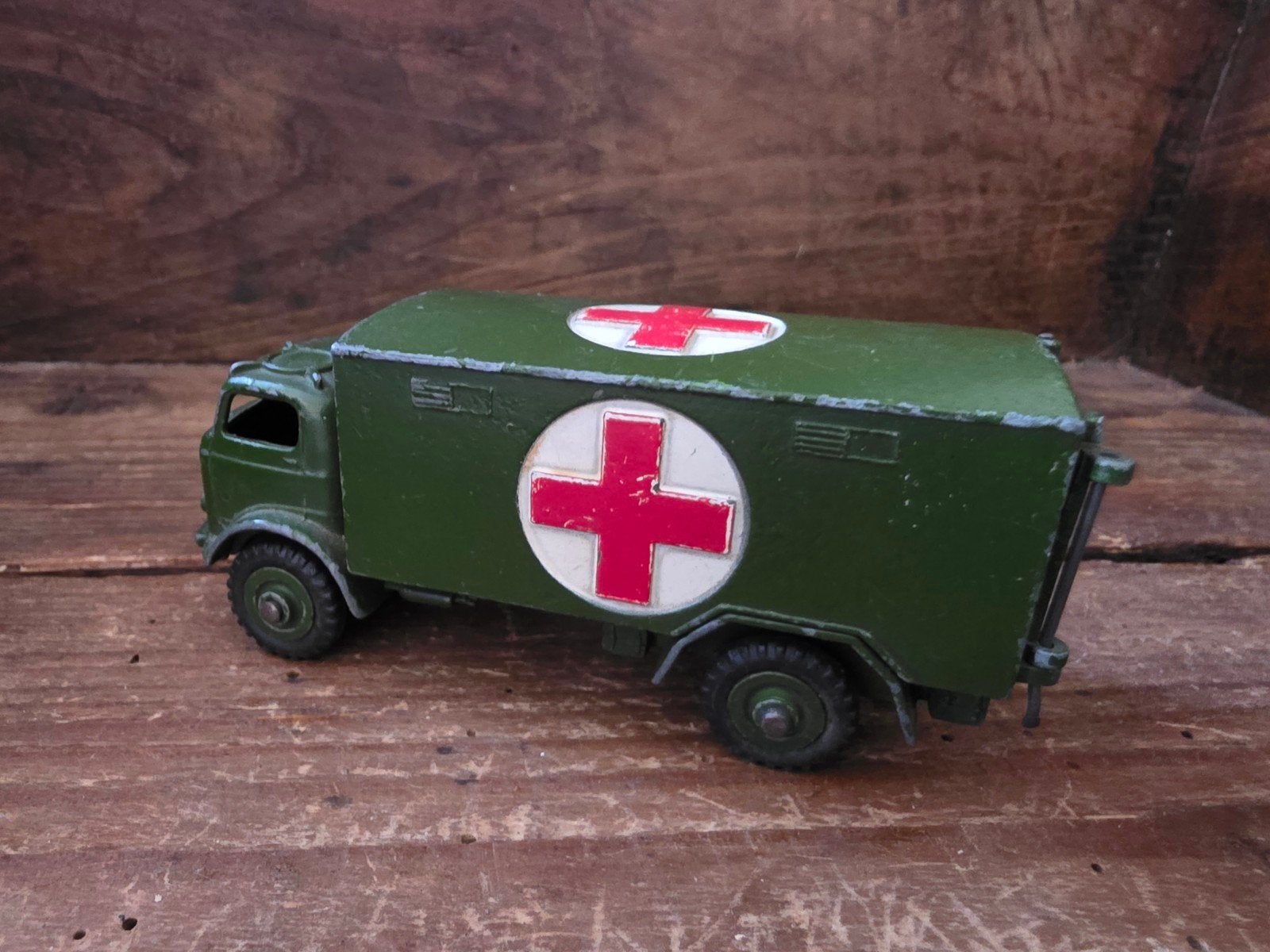 Dinky Toys Militaire Ambulance - Achterdeur defect, Ophalen of Verzenden, Gebruikt, Bus of Vrachtwagen
