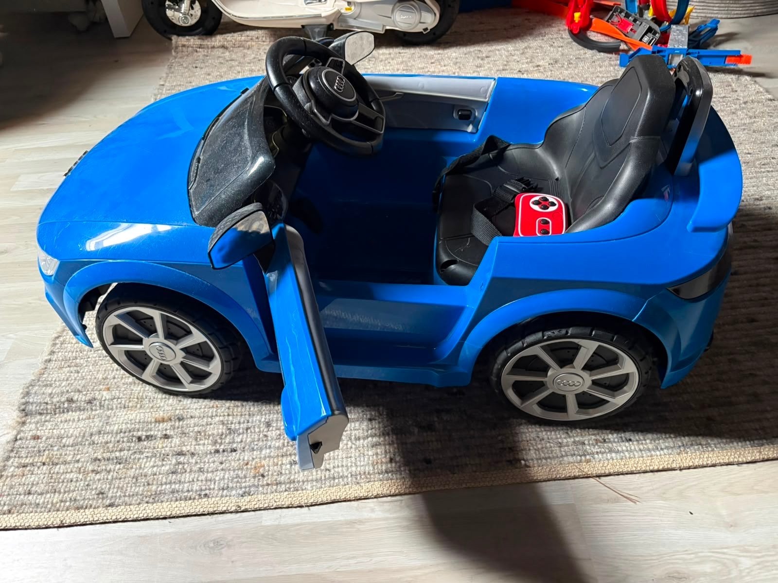 MOET NU WEG! Bestuurbare Audi TT - Blauw, in goede staat, Ophalen of Verzenden, Zo goed als nieuw, Afstandsbediening