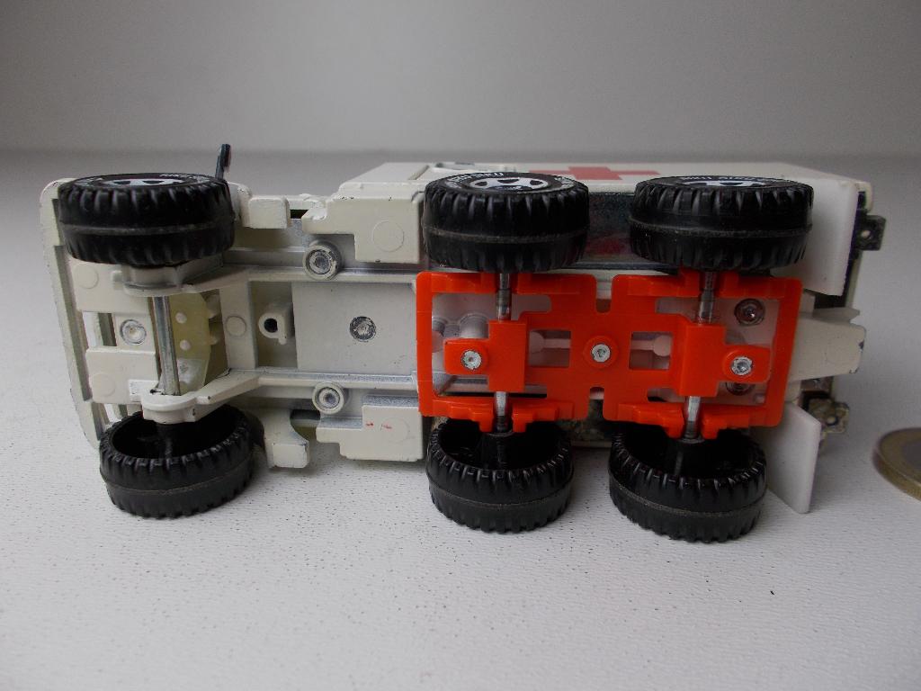 1978 SIKU 2218 MERCEDES UNIMOG AMBULANCE + BRANCARD I.z.g.st, Ophalen of Verzenden, Zo goed als nieuw, Bus of Vrachtwagen, SIKU