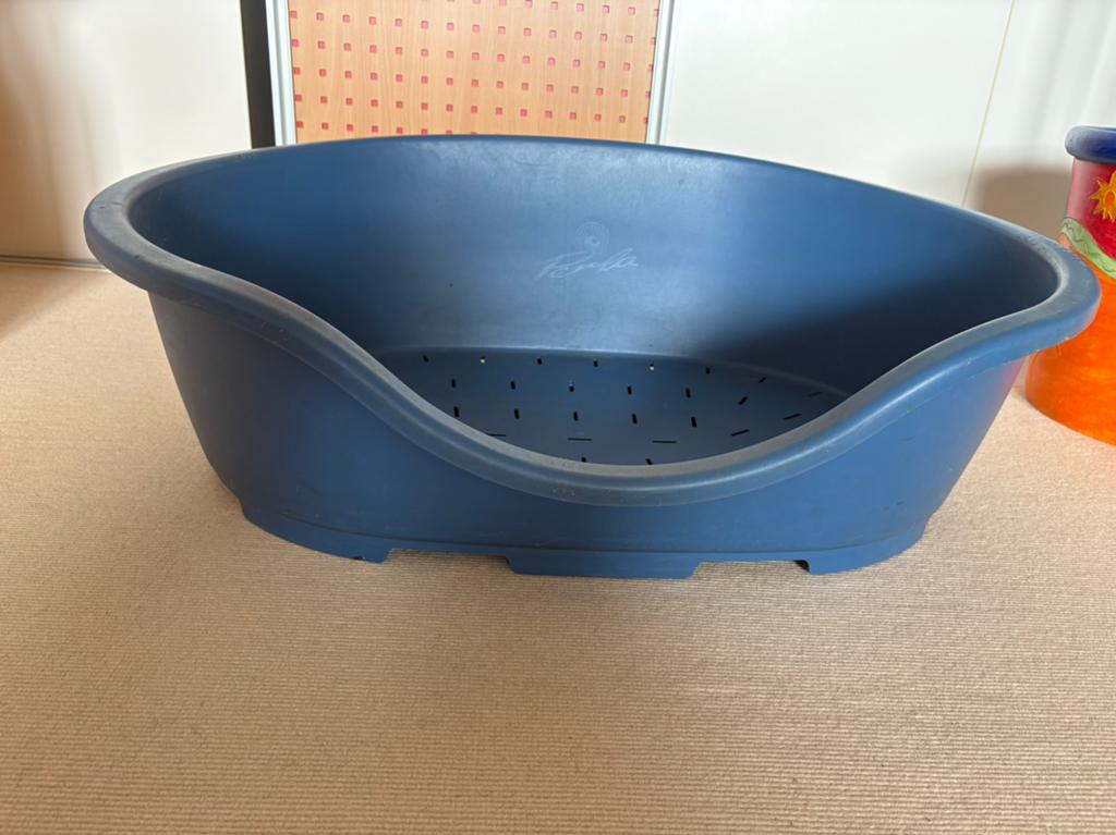 Blauwe kunstof hondenmand € 20,00, Ophalen, Gebruikt, Overige