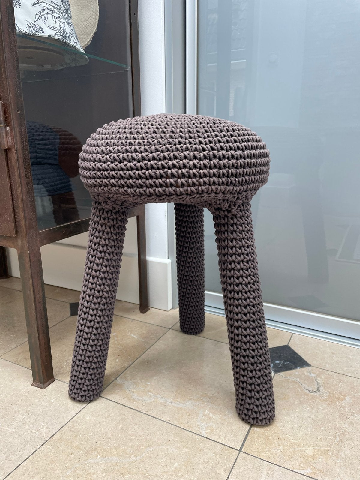 Houten kruk met gehaakte anthraciet katoenen bekleding, Ophalen, Nieuw, Hout
