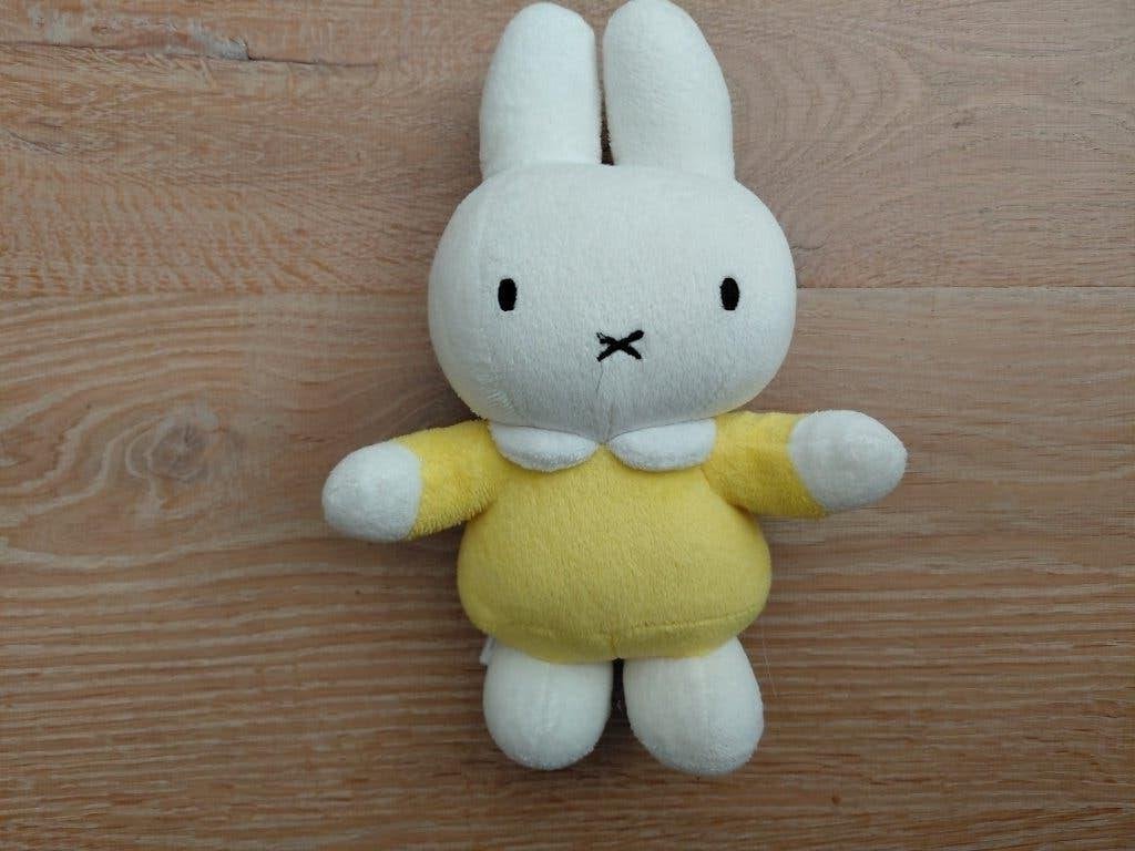 Nijntje knuffel/rammelaar 22 cm, geel jasje., Ophalen of Verzenden, Zo goed als nieuw, Konijn