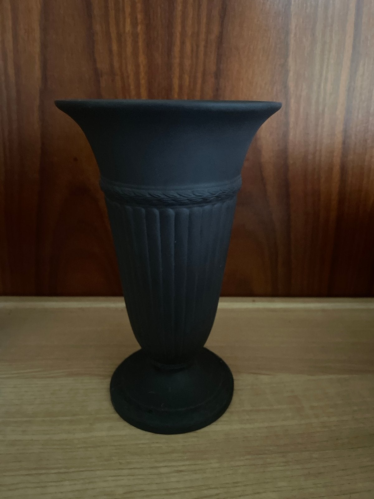 Zwarte Wedgwood Jasperware Vaas - Klassiek Design, Antiek en Kunst, Antiek | Vazen, Ophalen of Verzenden