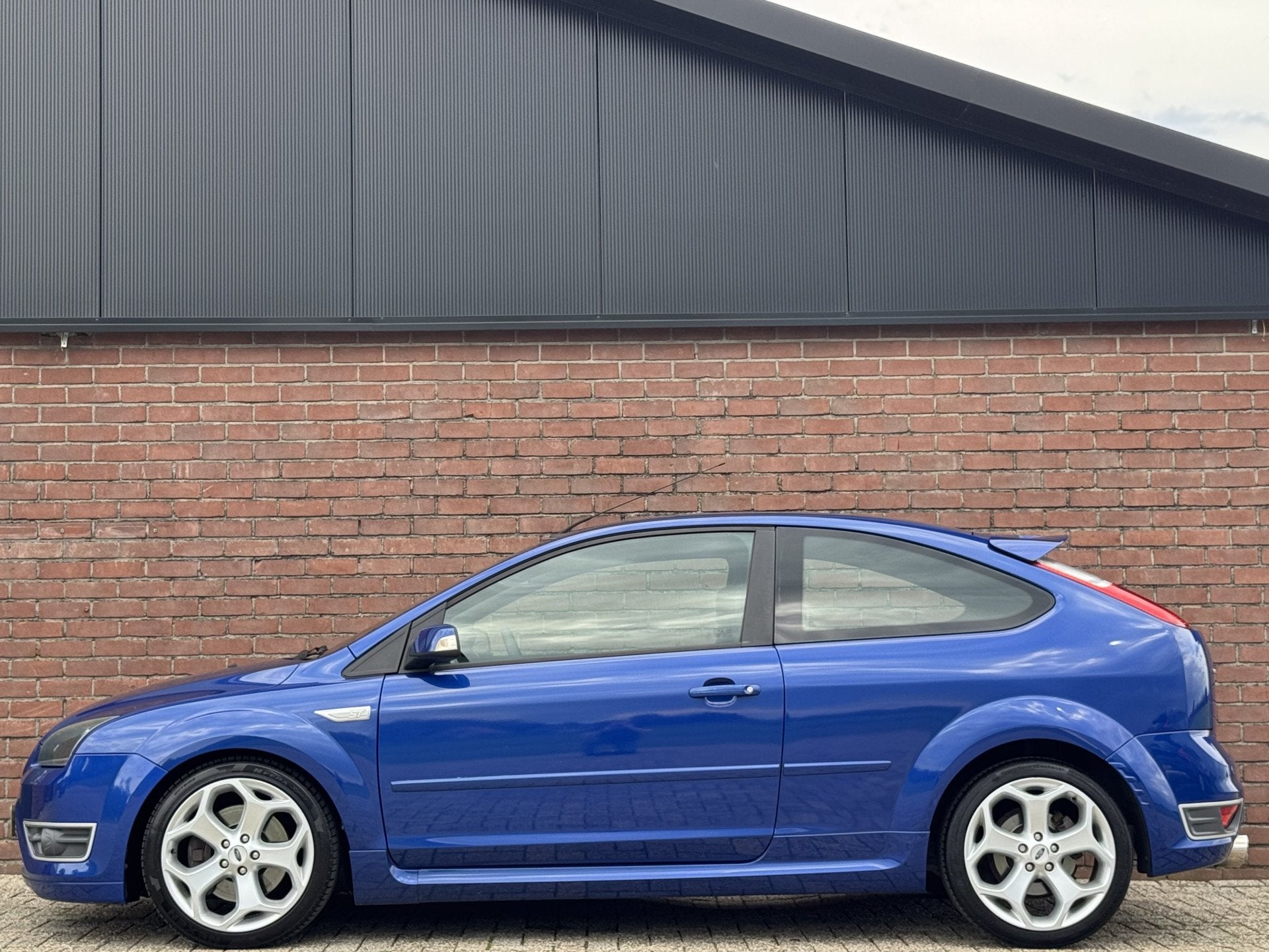 Ford Focus 2.5-20V ST | NL-AUTO! | LEDER! | NAVI! | CLIMA!, Gebruikt, Zwart, Blauw, Handgeschakeld