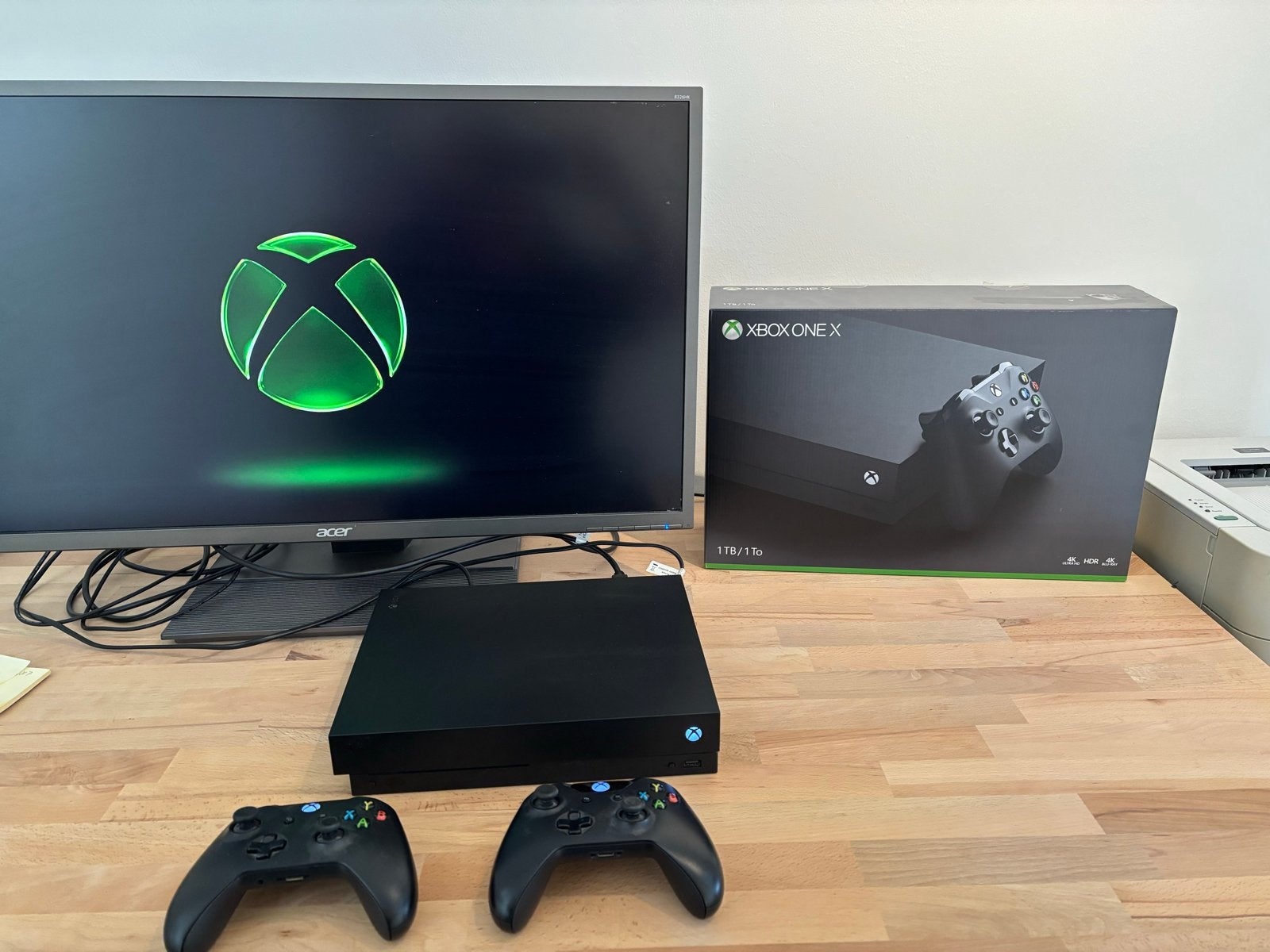 Xbox One X 1TB met 2 controllers en originele doos, 2 spelers, Eén computer, Ophalen of Verzenden, Zo goed als nieuw