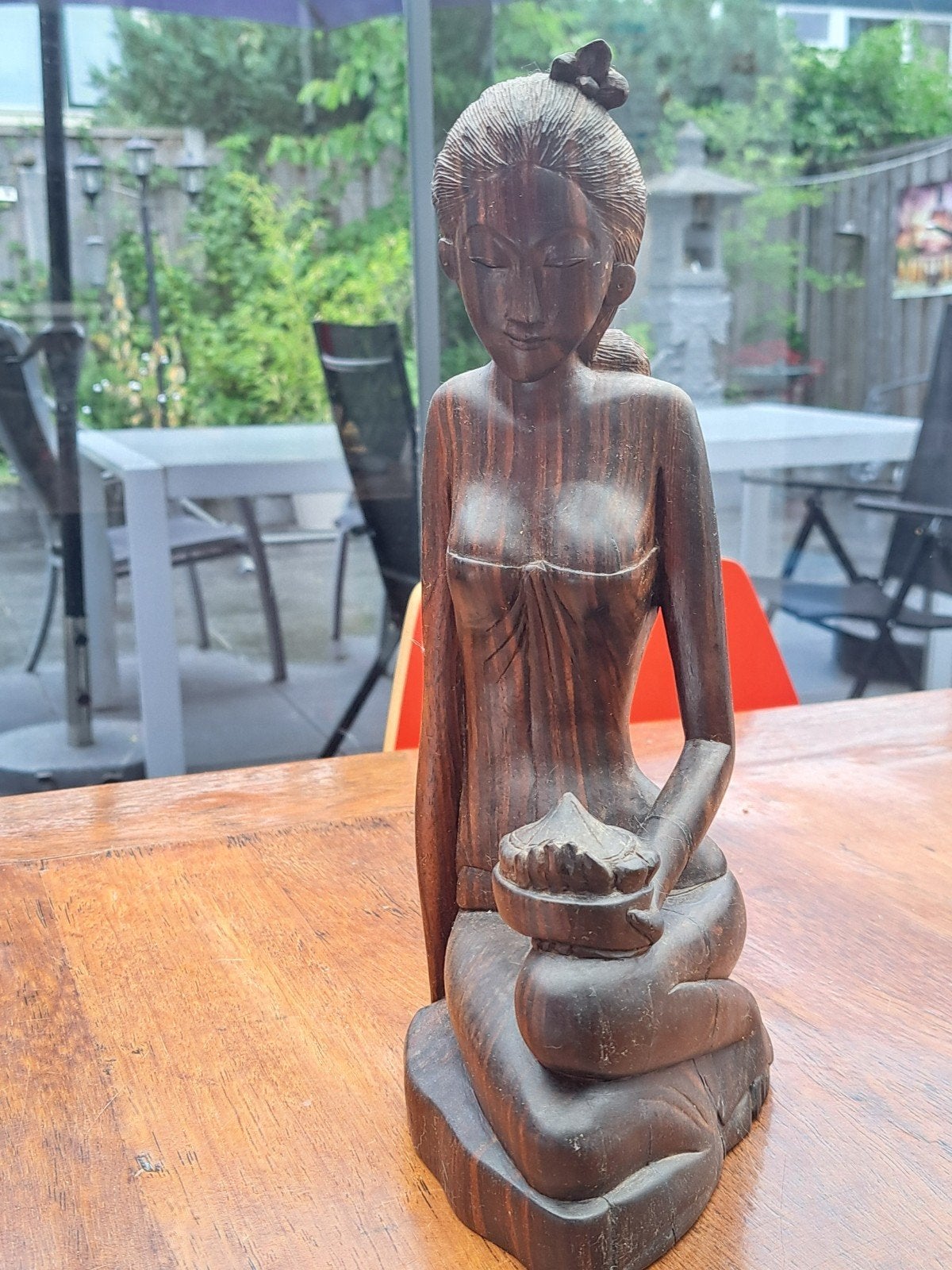 Houten beeld van zittende vrouw - Aziatische stijl, Antiek en Kunst, Ophalen of Verzenden, Handgemaakt, 20 - 50 cm, Beeld