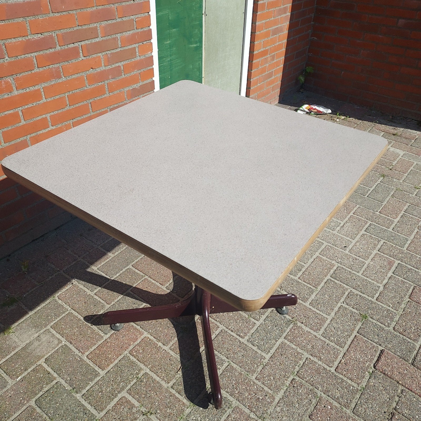 Vierkante tafel met wieltjes - Gebruikt, Huis en Inrichting, Tafels | Eettafels, Ophalen, Overige materialen, Gebruikt, 50 tot 100 cm