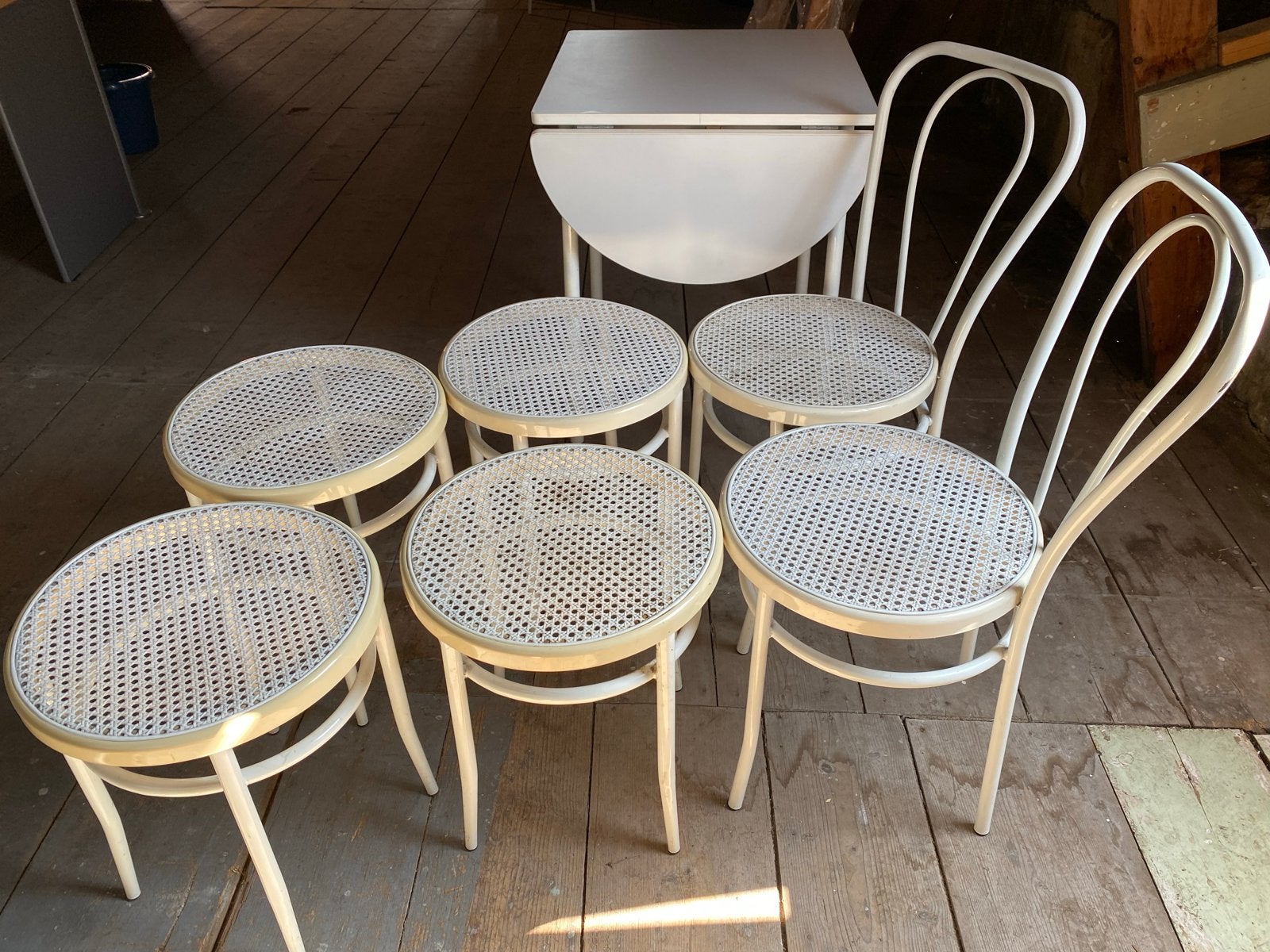 Witte eettafel met 2 stoelen en 4 krukjes, Huis en Inrichting, Tafels | Eettafels, Ophalen, Gebruikt, 100 tot 150 cm, 50 tot 100 cm