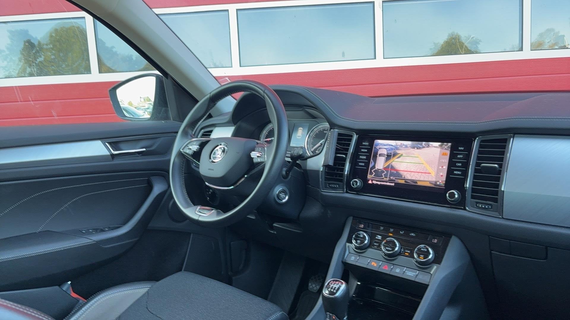 Skoda Kodiaq 1.5 TSI Business Edition 7p. TREKHAAK / CAMERA, Auto's, Voorwielaandrijving, Dealer onderhouden, 4 cilinders, 150 pk