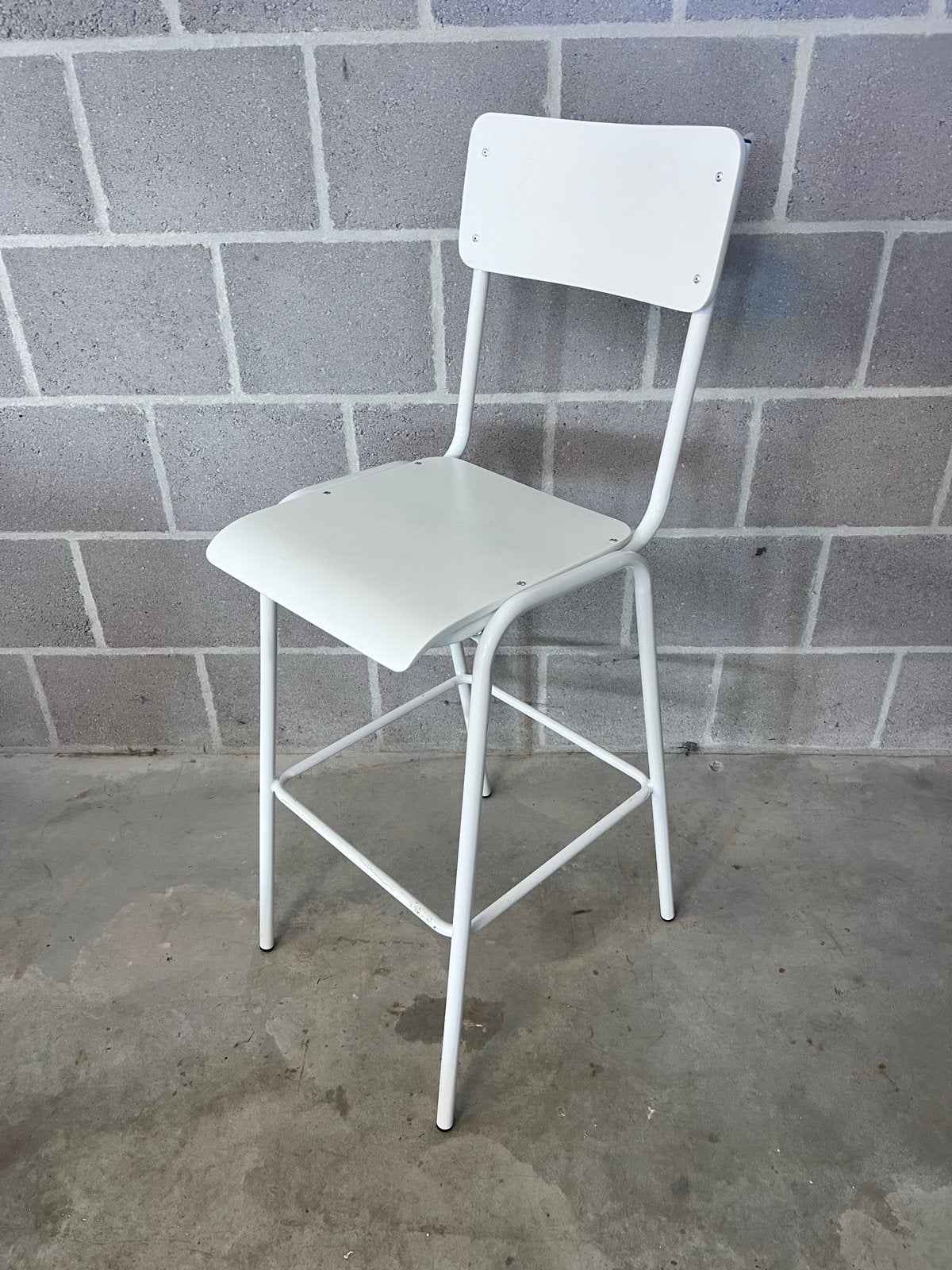 4x Hoge Witte Barkrukken met Rugleuning Voetsteun workliving, Ophalen, Kunststof, Gebruikt, Met voetsteun