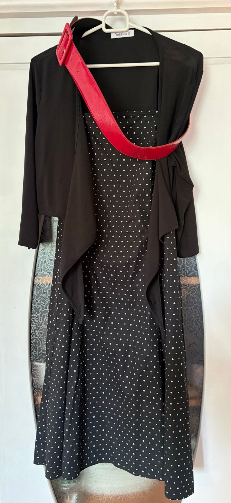 Zwarte jurk met witte stippen, bolero en rode riem, maat 42, Kleding | Dames, Ophalen, Zwart, Maat 42/44 (L), Knielengte