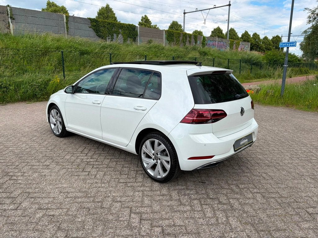 Volkswagen Golf 1.0 TSI Highline PANO I NAVI I CLIMA I UNIEK, Gebruikt, Automatische klimaatregeling, 1137 kg, Wit
