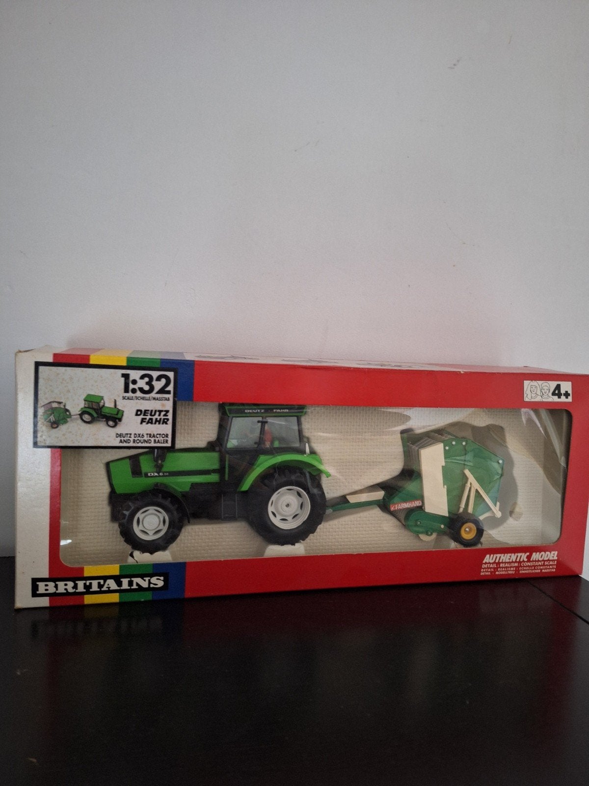 Britains Deutz DX 6.5 Tractor met Balenpers (Nieuw in doos), Hobby en Vrije tijd, Ophalen of Verzenden, Zo goed als nieuw, Tractor of Landbouw