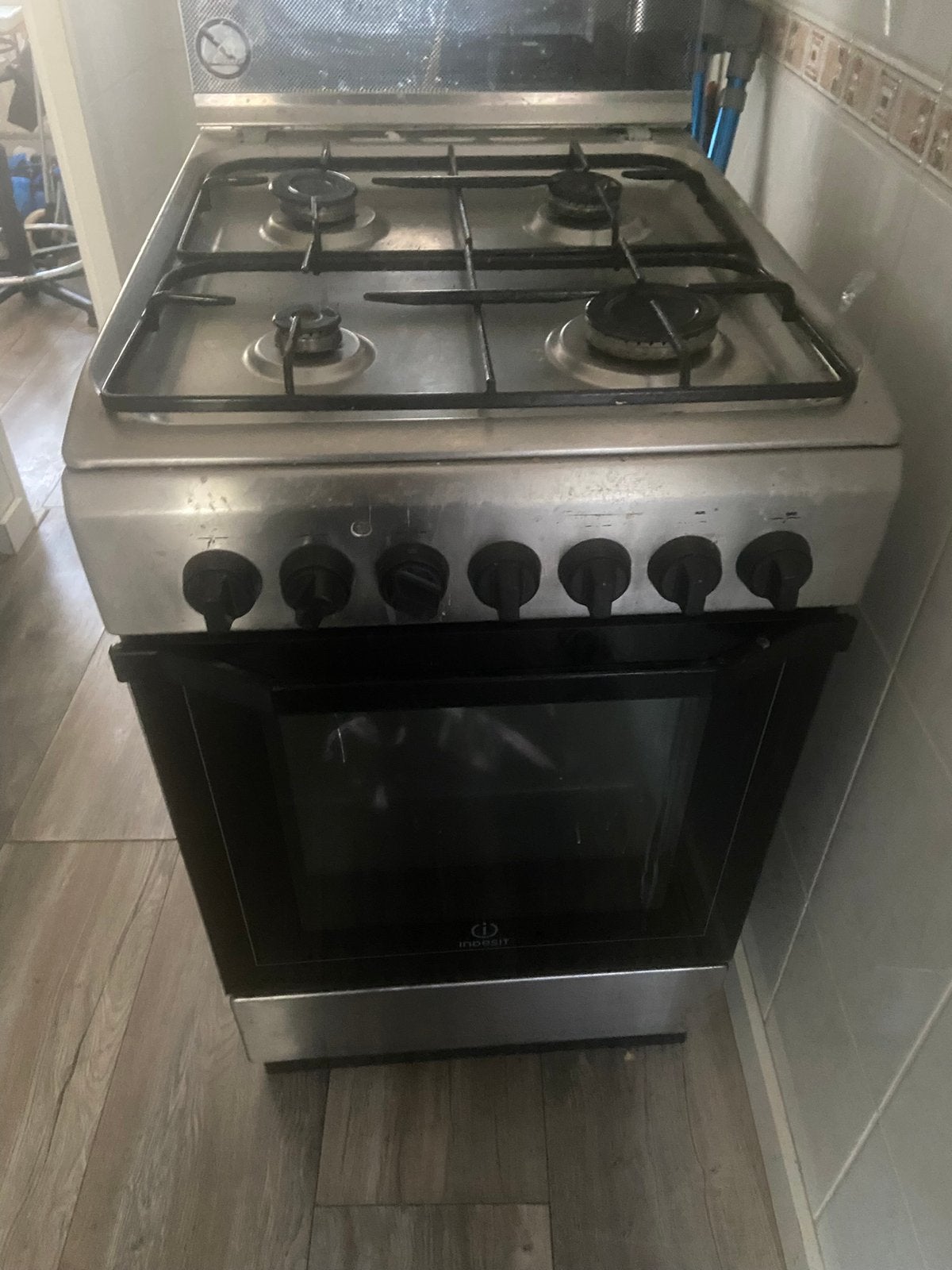 Gasfornuis indesit, Witgoed en Apparatuur, Fornuizen, Zo goed als nieuw, Gas, Vrijstaand, 85 tot 90 cm