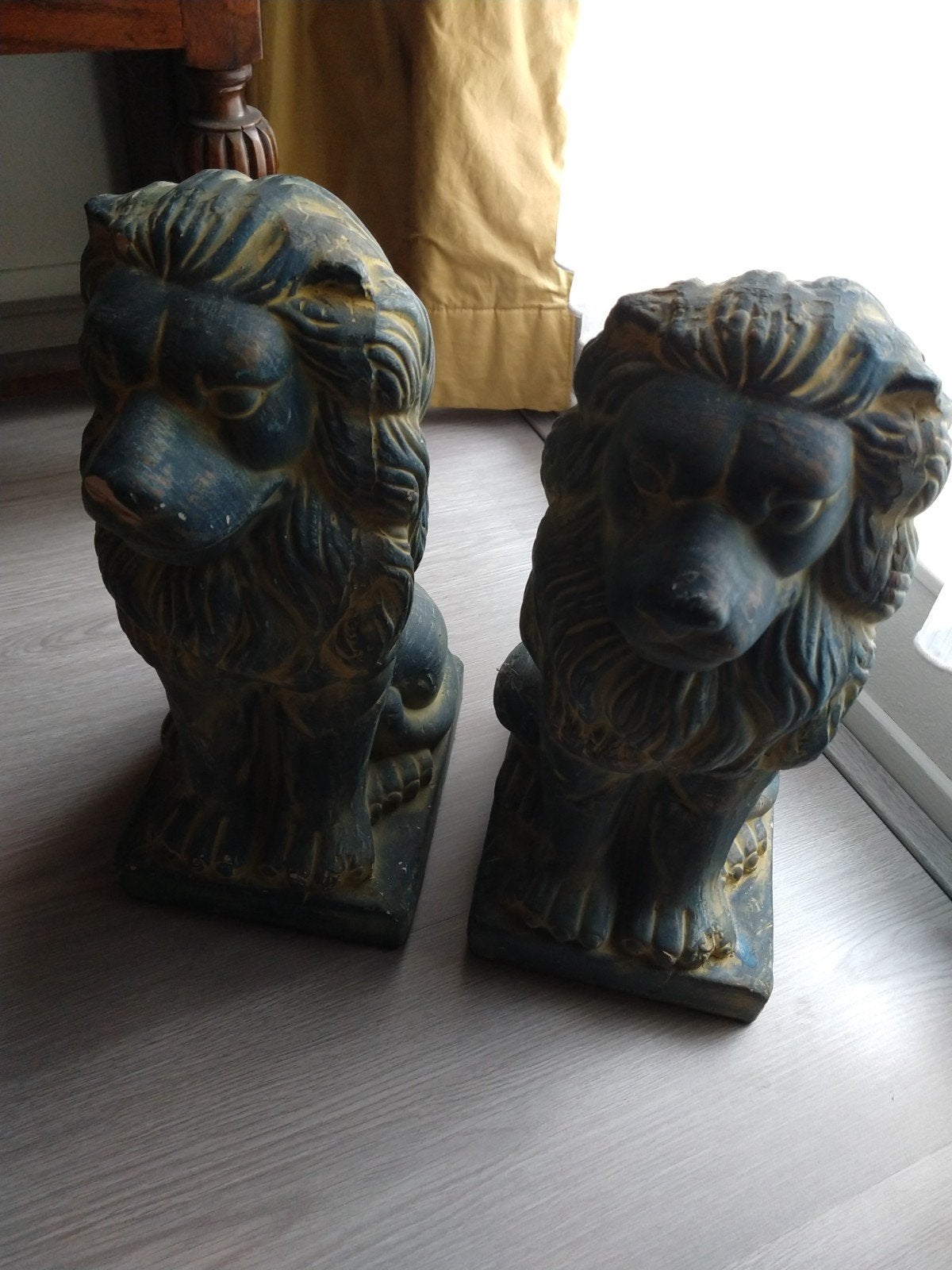 Set van twee waak leeuwen, Ophalen