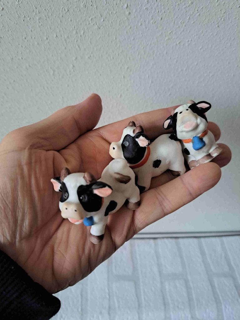 3 Porseleinen Koeien Beeldjes - Decoratieve Miniatuur Koeien, Ophalen of Verzenden, Zo goed als nieuw, Dier