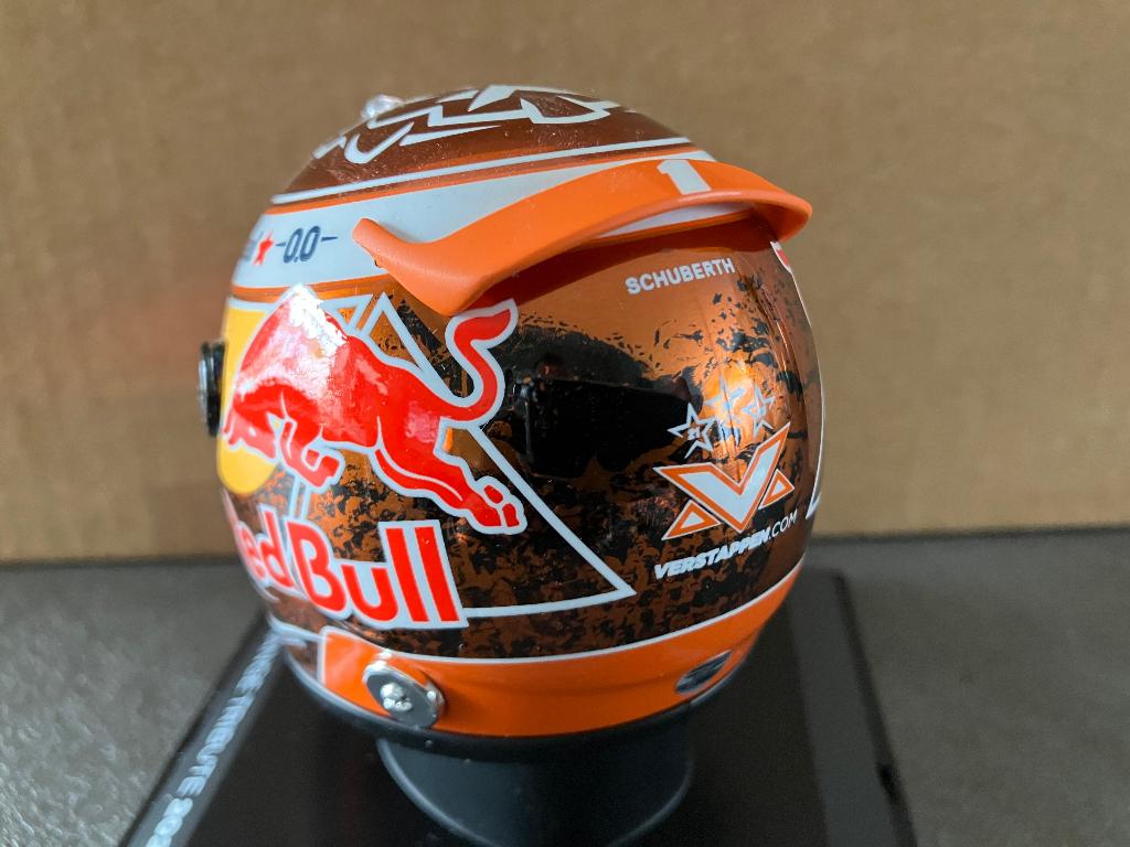 ✅ Max Verstappen 1:4 helm Orange Tribute Red Bull RB20, Verzamelen, Automerken, Motoren en Formule 1, Ophalen of Verzenden, Nieuw