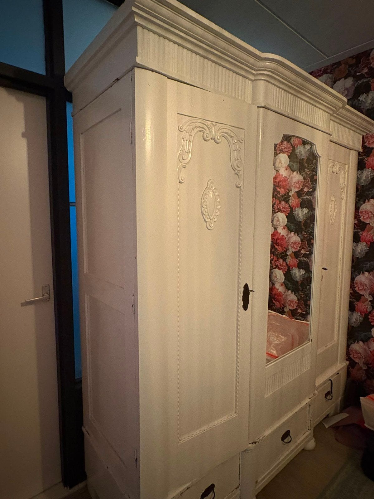 oude stevige gepimpte witte kleding kast met spiegel, Huis en Inrichting, Kasten | Kledingkasten, Ophalen, Gebruikt, 50 tot 75 cm