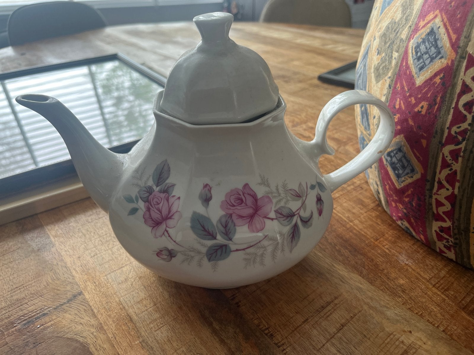 Vintage Zajecar Theepot met Rozenpatroon en Theemuts, Ophalen of Verzenden