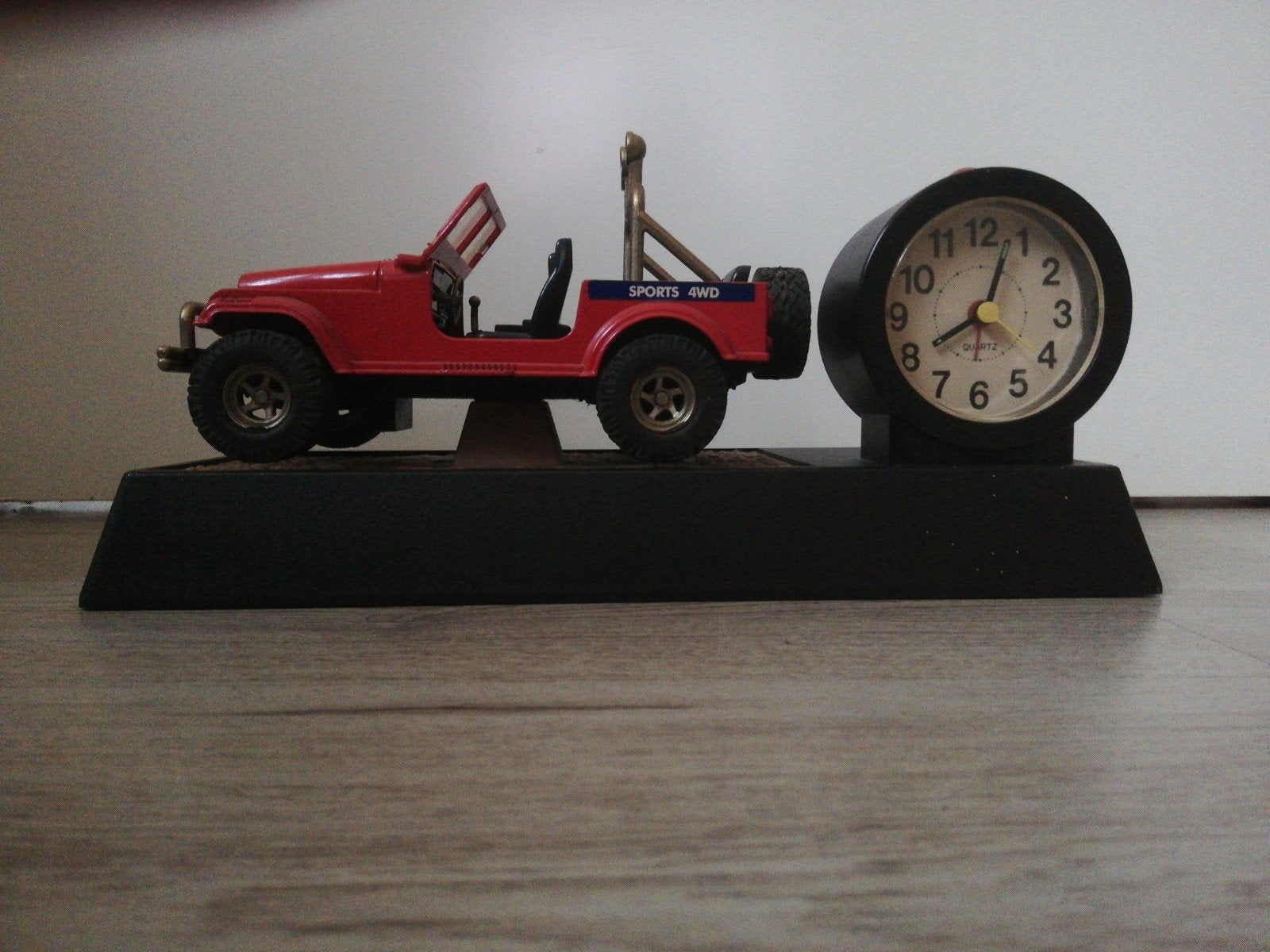 Vintage wekker met rode Jeep - Uniek design, Ophalen, Gebruikt, Analoog, Wekker