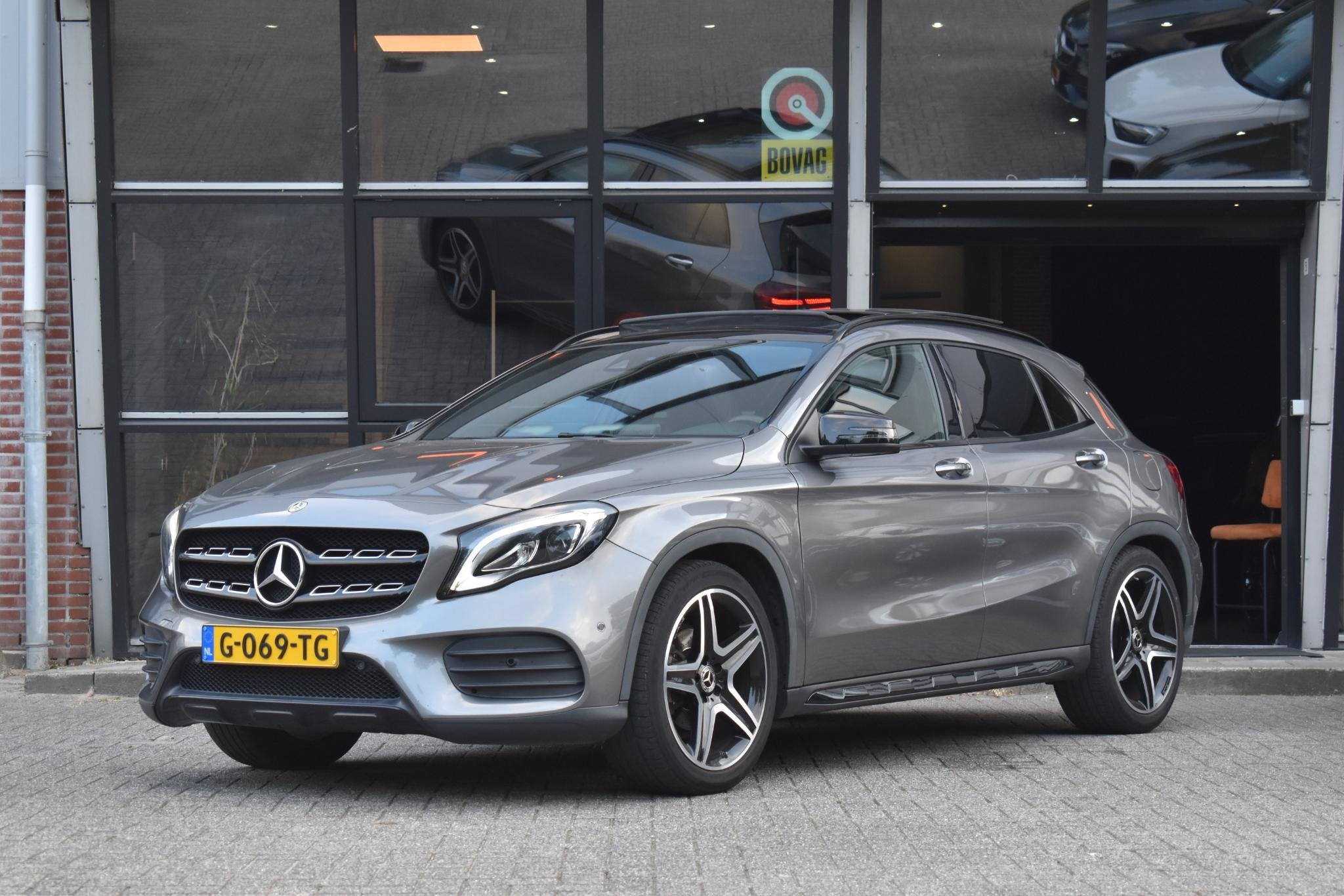 Mercedes-Benz GLA-klasse 180 AMG Line Pano Keyless Camera LE, Auto's, Dealer onderhouden, Gebruikt, 4 cilinders, Leder en Stof