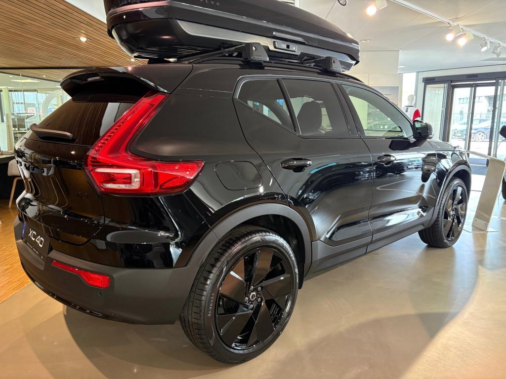 Volvo XC40 B4 Plus Black Edition | NIEUW | Schuif/-kanteldak, Auto's, Volvo, Automaat, Zwart, 4 cilinders, 1969 cc