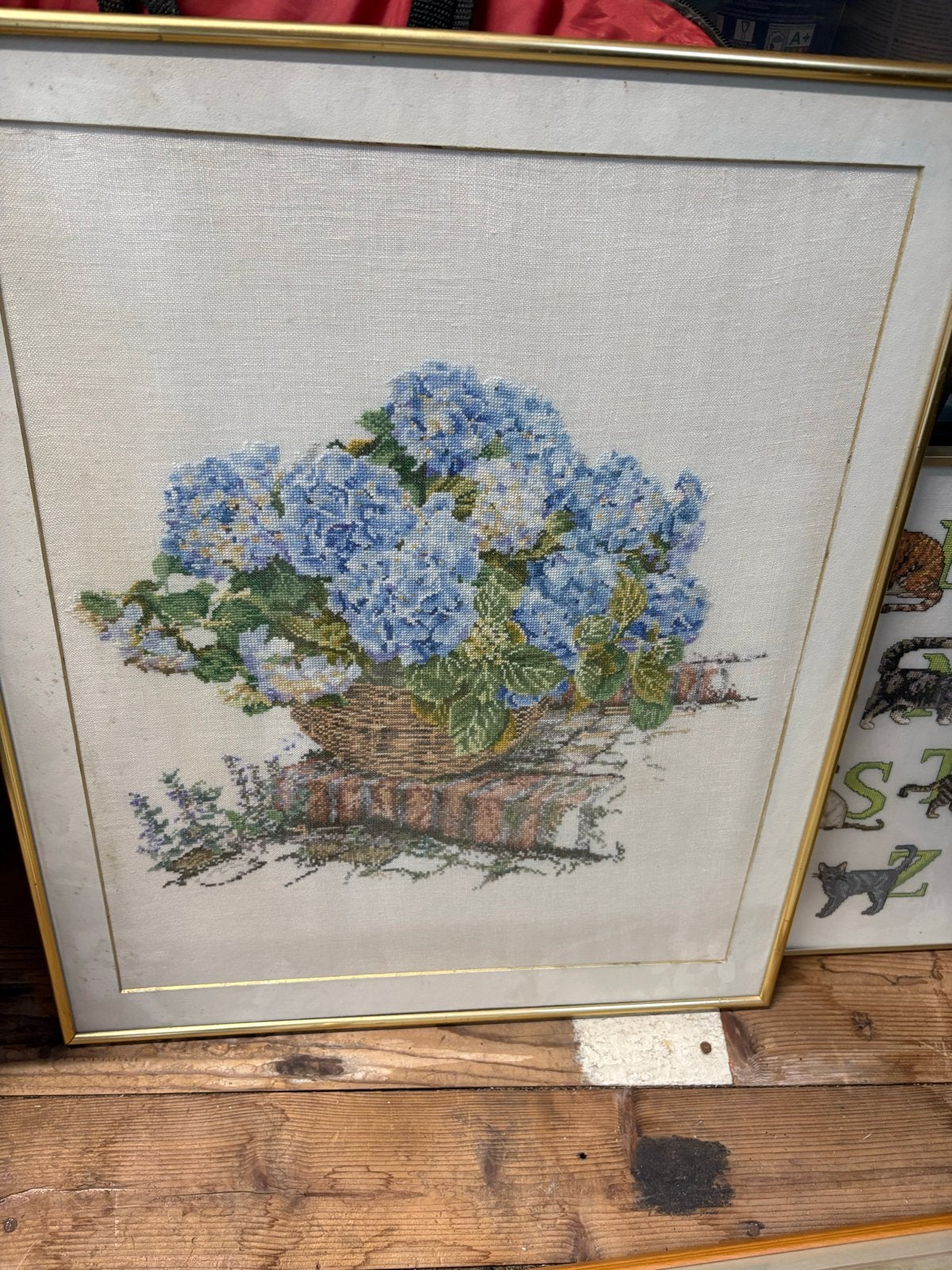 Handgeborduurd schilderij met blauwe hortensia's in lijst, Huis en Inrichting, Ophalen, 50 – 75, Minder dan 50 cm, Gebruikt