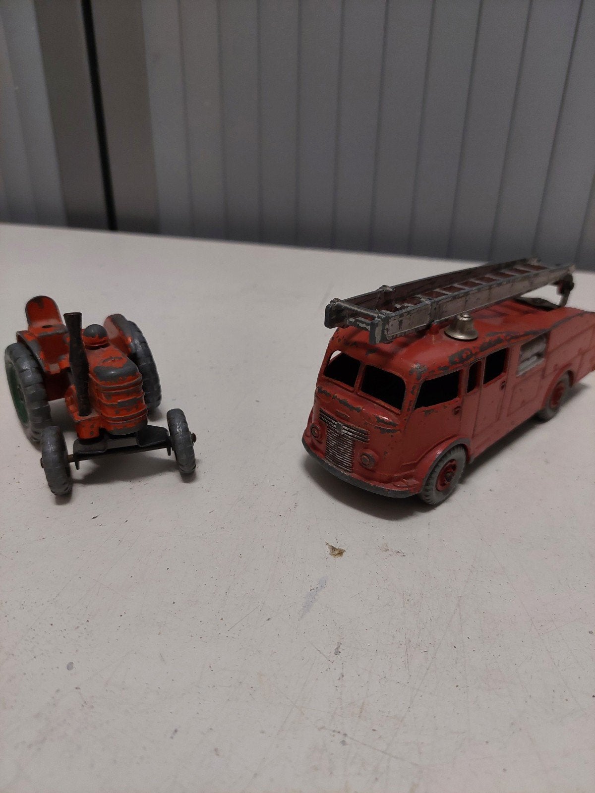 Vintage Speelgoed: Brandweerwagen en Tractor, Ophalen of Verzenden, Gebruikt