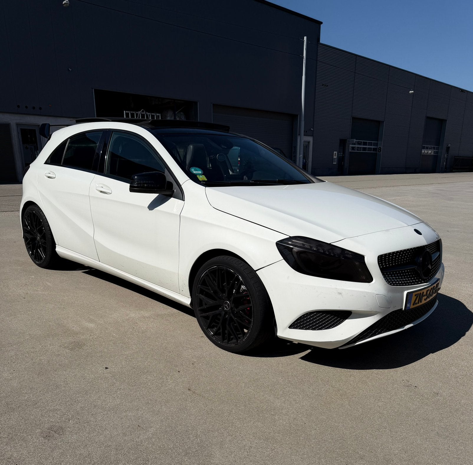 Mercedes-Benz A-Klasse A200, Auto's, Voorwielaandrijving, Zwart, Wit, Handgeschakeld