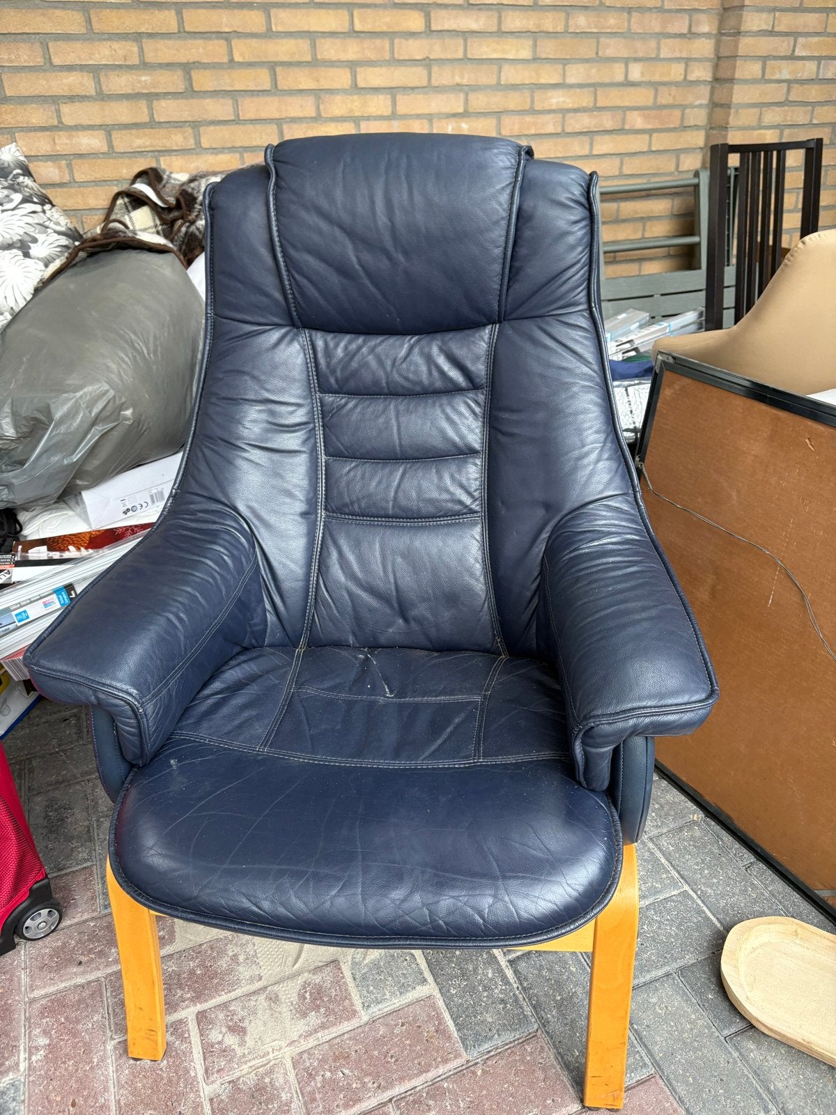 Comfortabele blauwe leren fauteuil met houten onderstel, Gebruikt, 75 tot 100 cm, Ophalen of Verzenden, 50 tot 75 cm