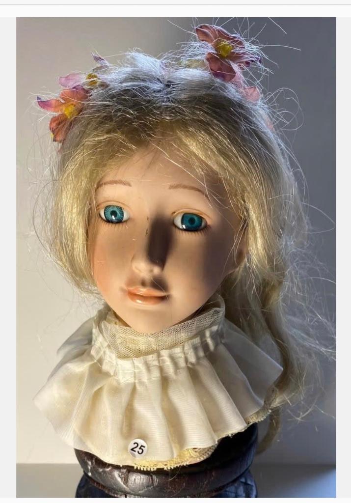 Prachtig poppenhoofd, lange pruik, bloem, 18 cm, mooie kraag, Verzamelen, Poppen, Ophalen of Verzenden, Zo goed als nieuw, X, Pop